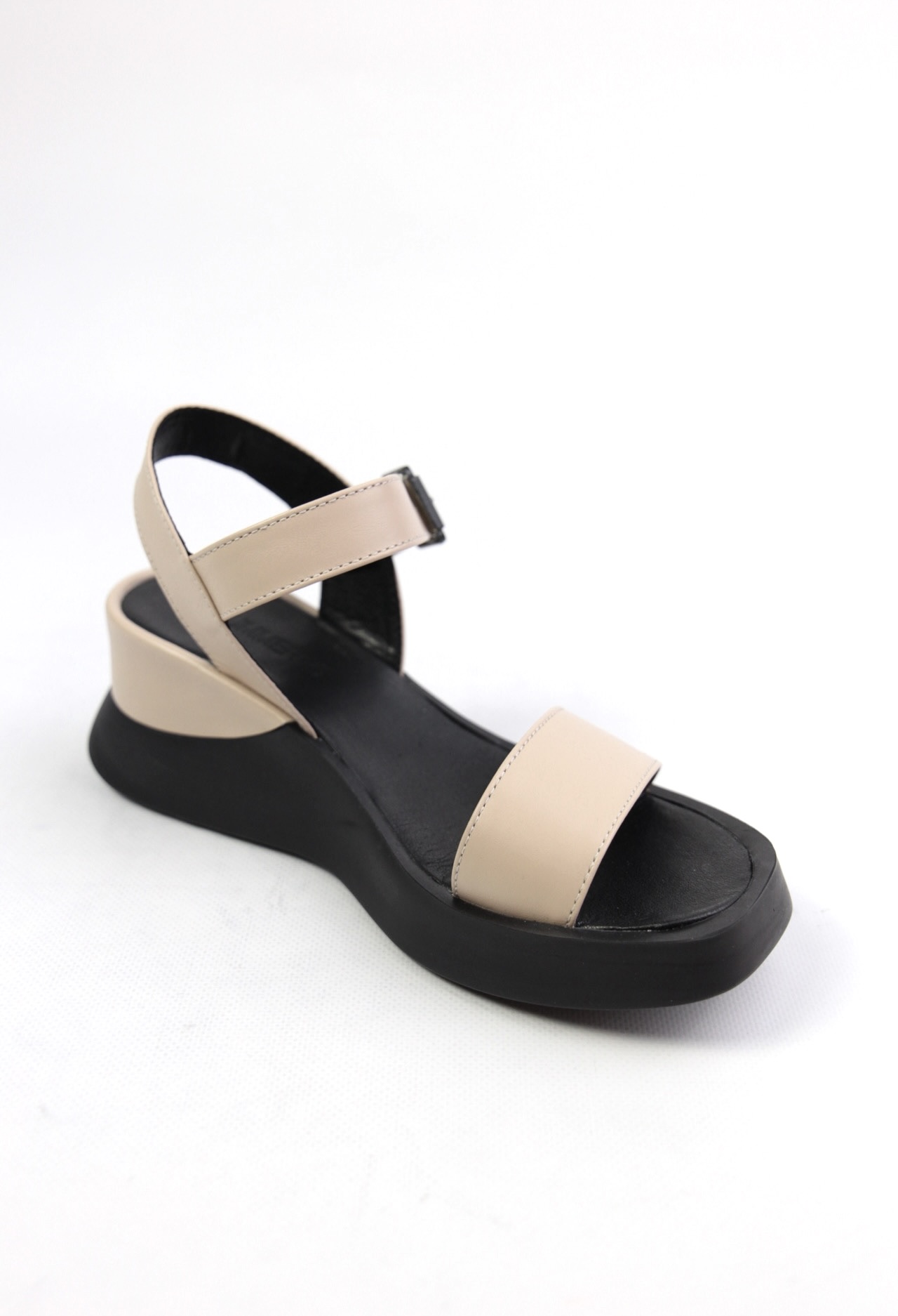 картинка Босоножки кожаные Benito от магазина Pratik