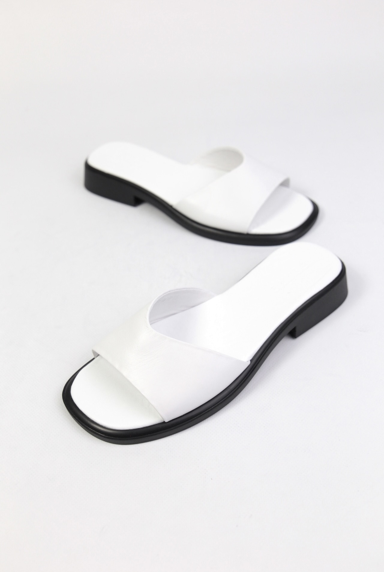 картинка Шлепанцы кожаные Benito от магазина Pratik