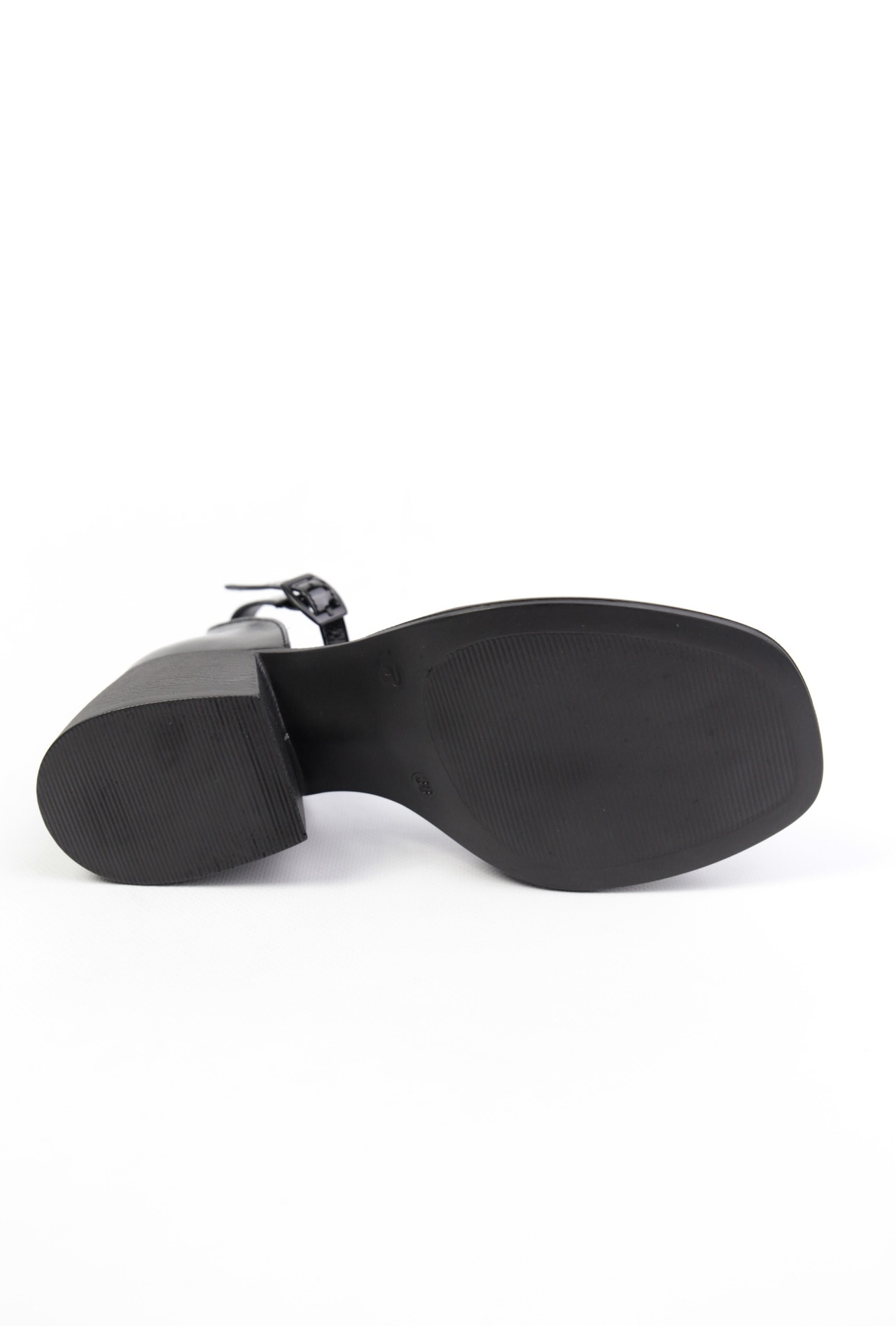 картинка Босоножки кожаные Benito от магазина Pratik