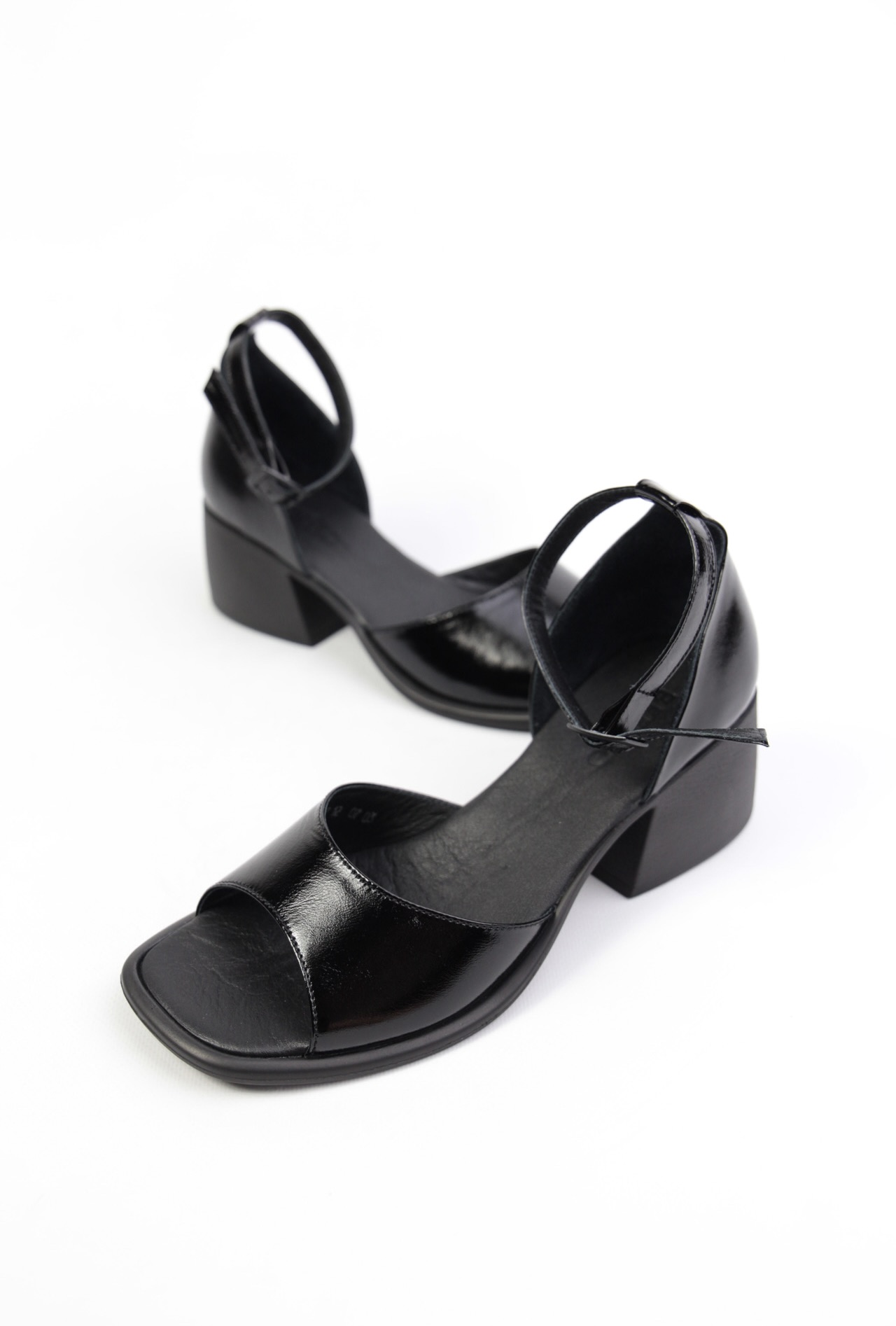 картинка Босоножки кожаные Benito от магазина Pratik