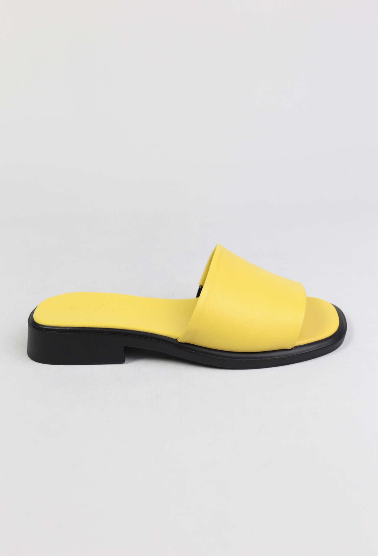 картинка Шлепанцы кожаные Benito от магазина Pratik