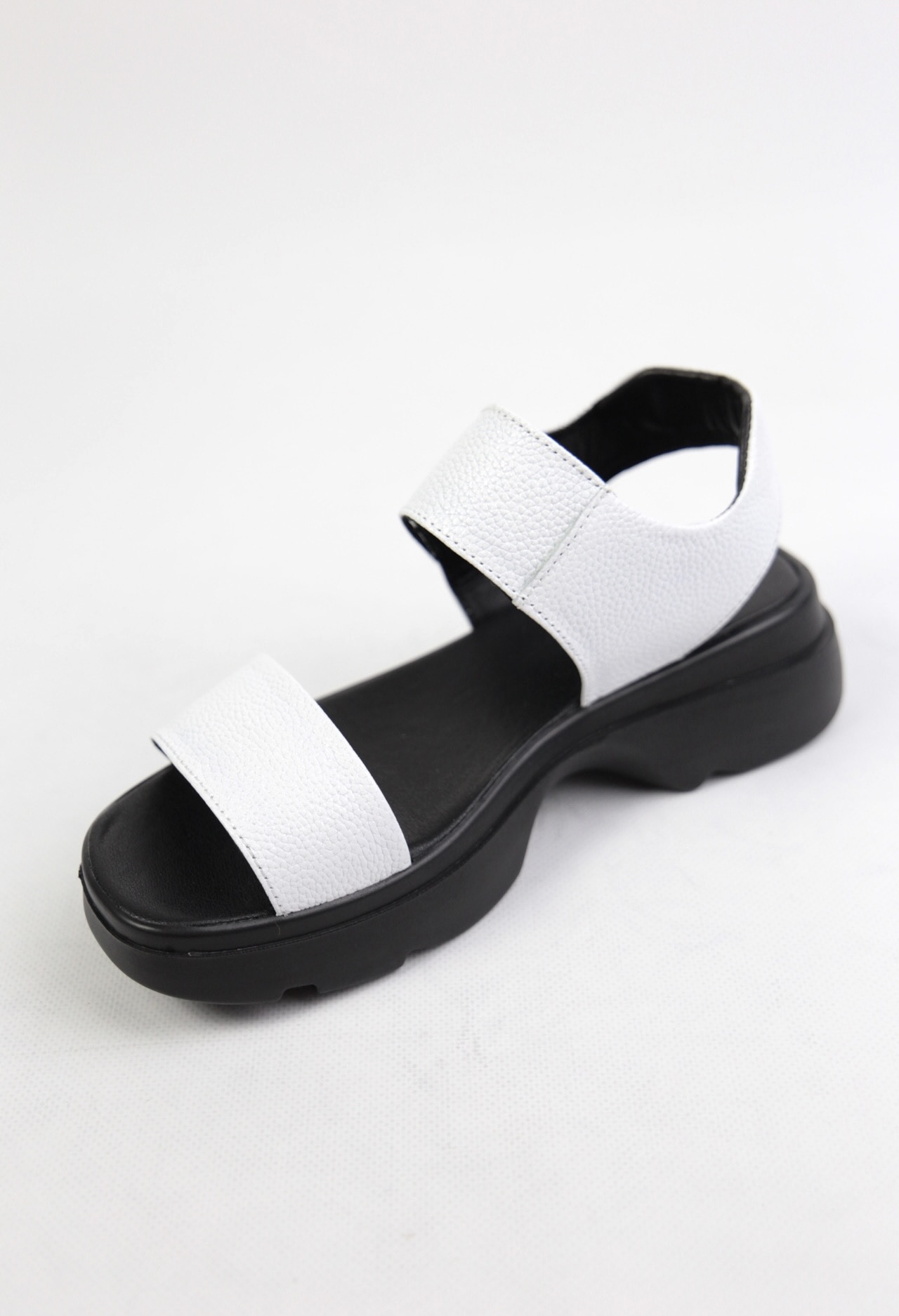 картинка Босоножки кожаные Benito от магазина Pratik