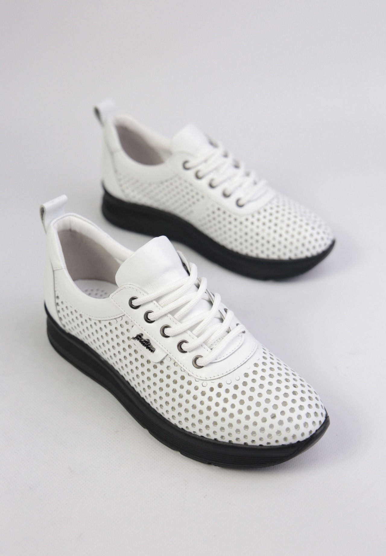 картинка Кроссовки кожаные Benito от магазина Pratik