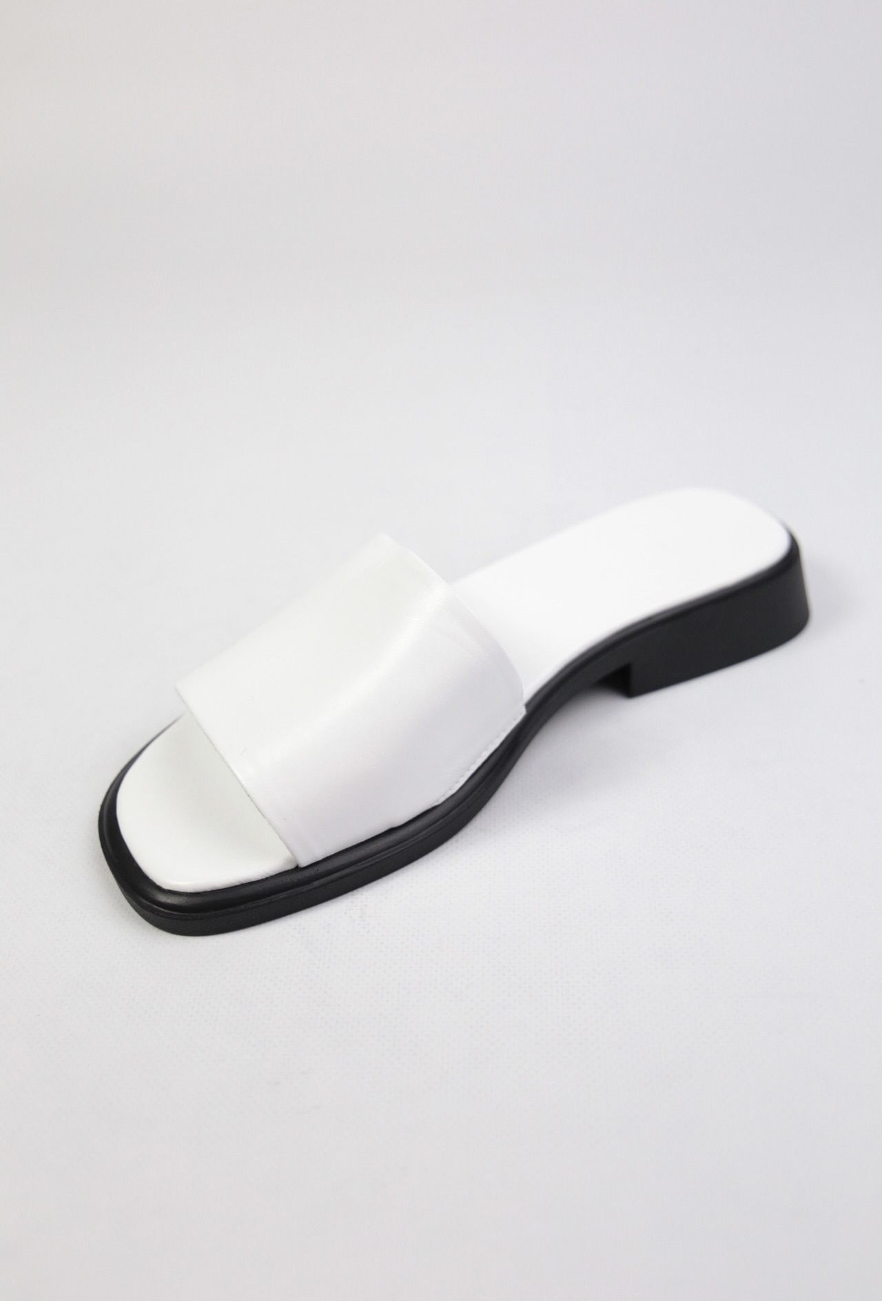 картинка Шлепанцы кожаные Benito от магазина Pratik