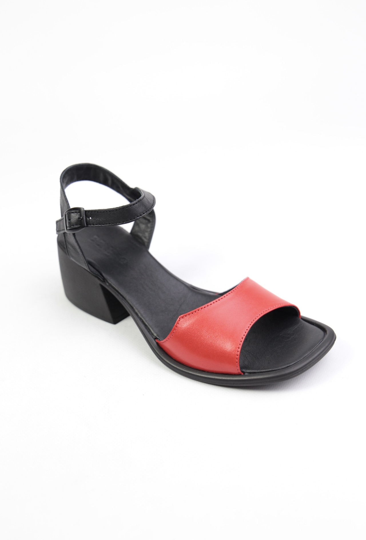 картинка Босоножки кожаные Benito от магазина Pratik