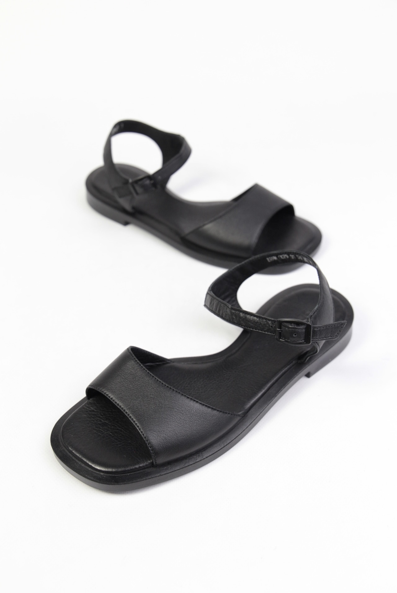 картинка Сандалии кожаные Benito от магазина Pratik