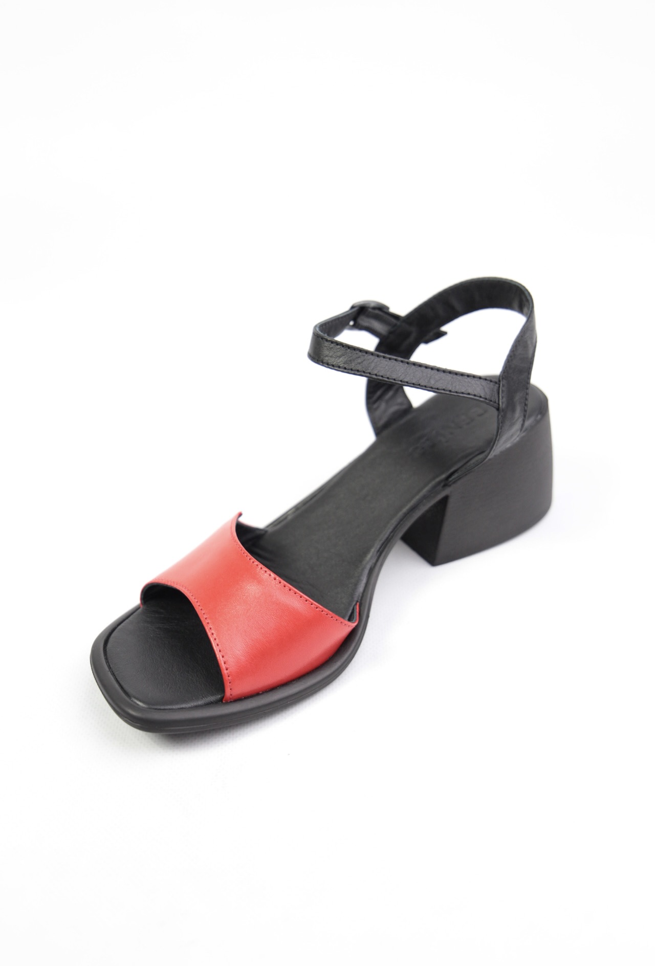 картинка Босоножки кожаные Benito от магазина Pratik