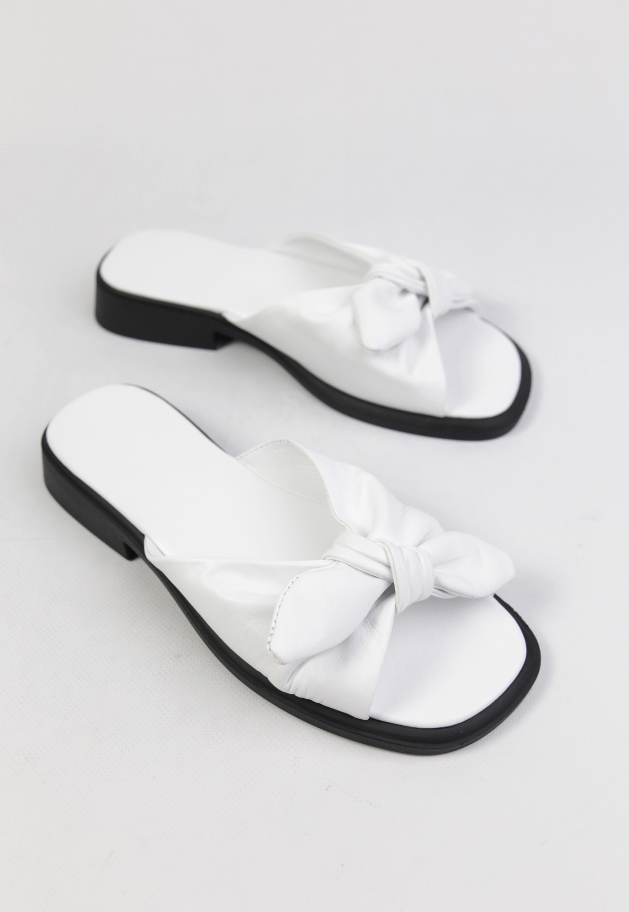 картинка Шлепанцы кожаные Benito от магазина Pratik