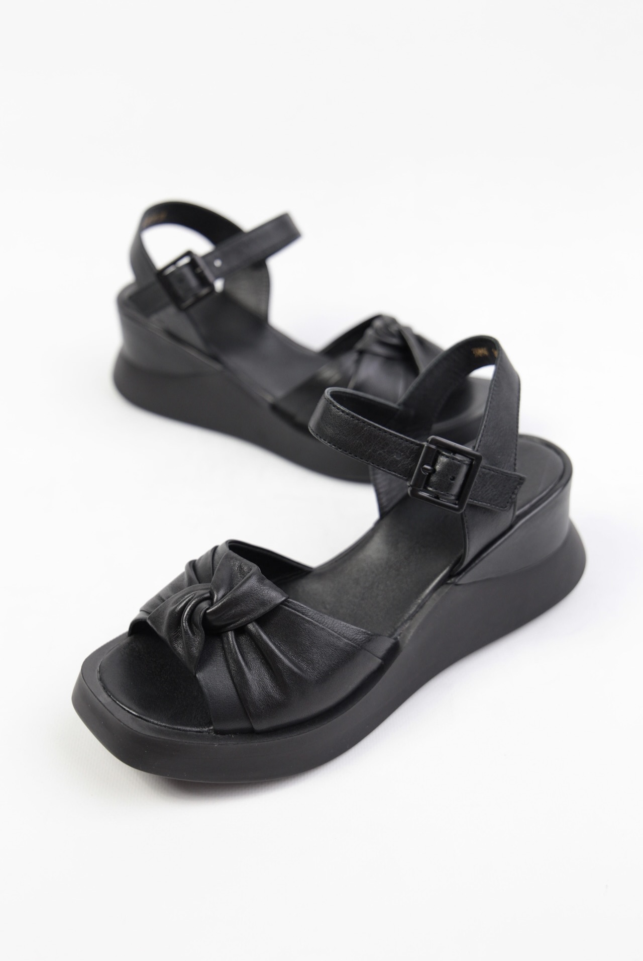 картинка Босоножки кожаные Benito от магазина Pratik