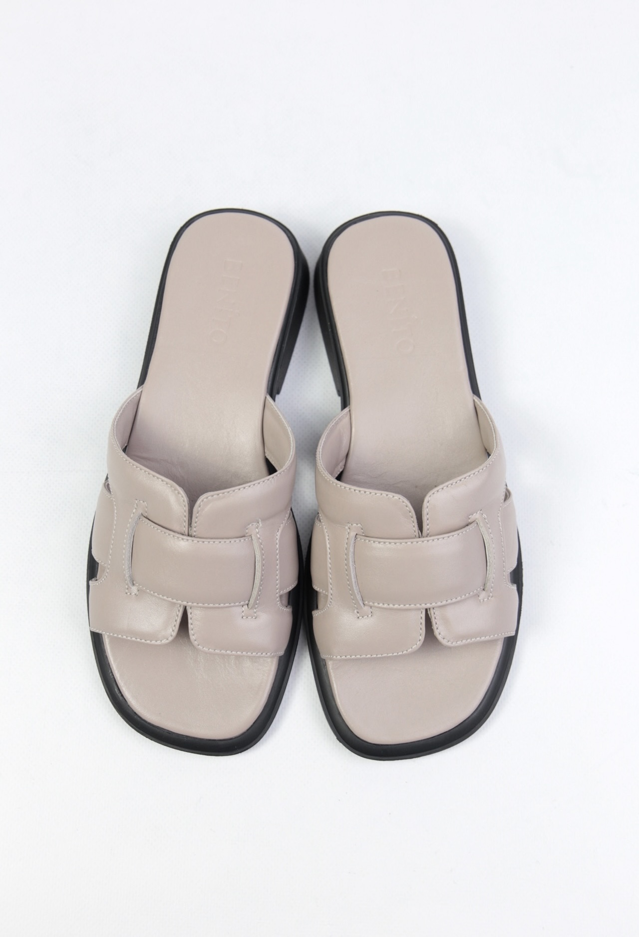 картинка Шлепанцы кожаные Benito от магазина Pratik