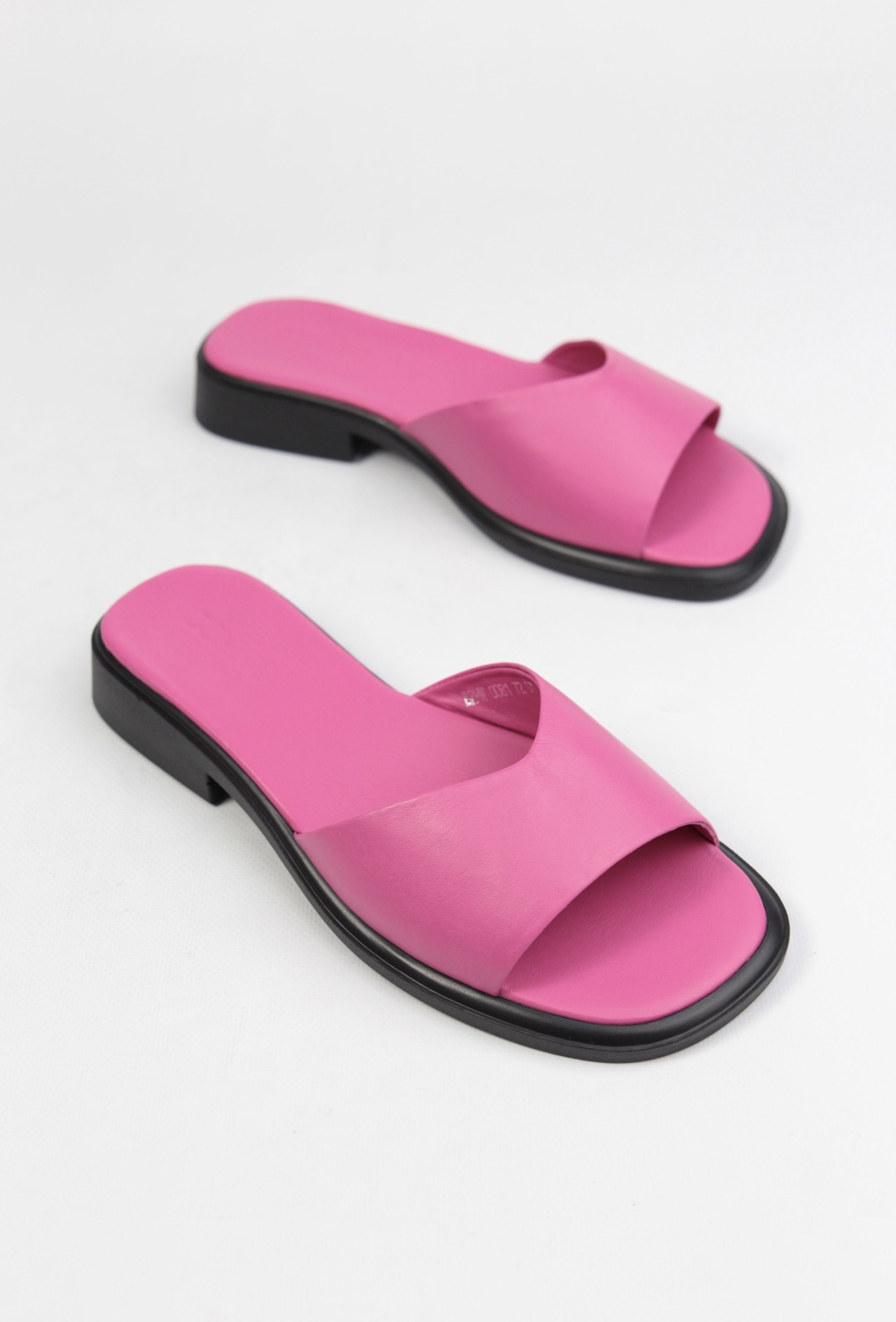 картинка Шлепанцы кожаные Benito от магазина Pratik