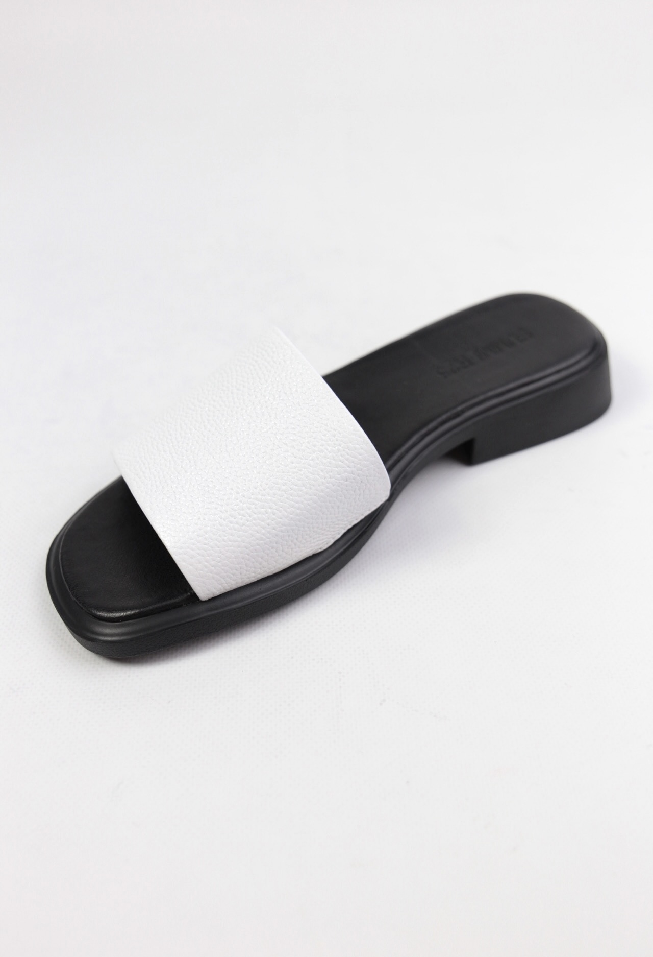 картинка Шлепанцы кожаные Benito от магазина Pratik