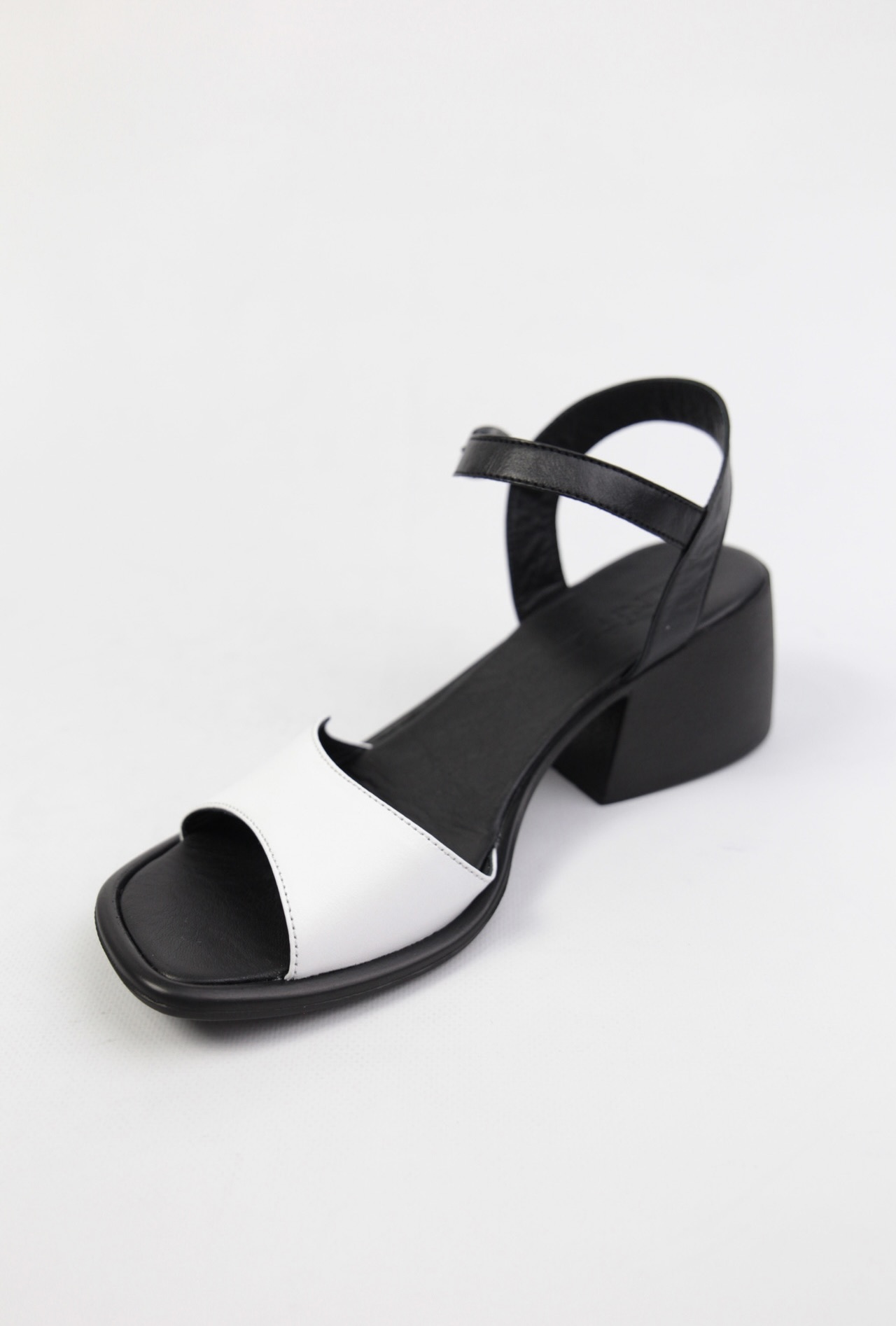 картинка Босоножки кожаные Benito от магазина Pratik