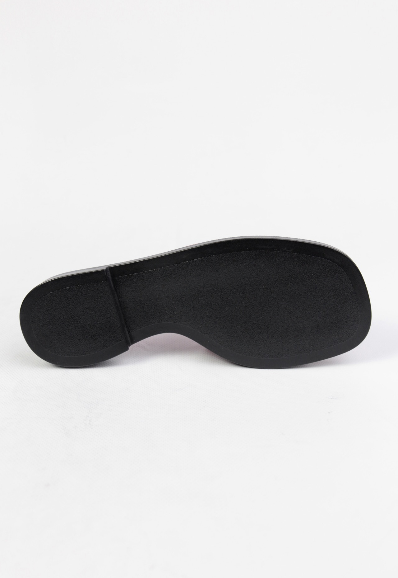 картинка Шлепанцы кожаные Benito от магазина Pratik