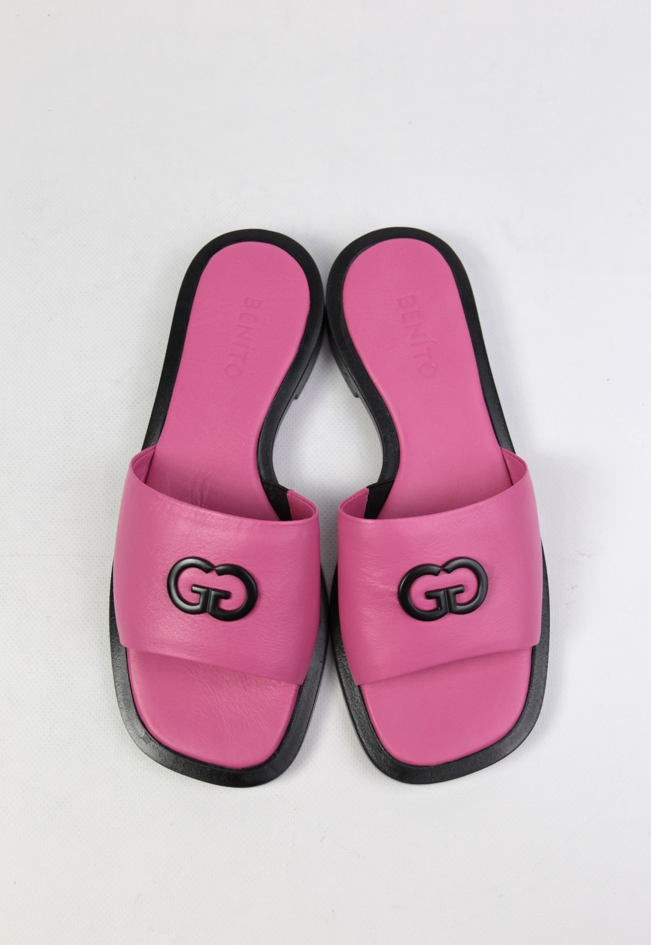 картинка Шлепанцы кожаные Benito от магазина Pratik