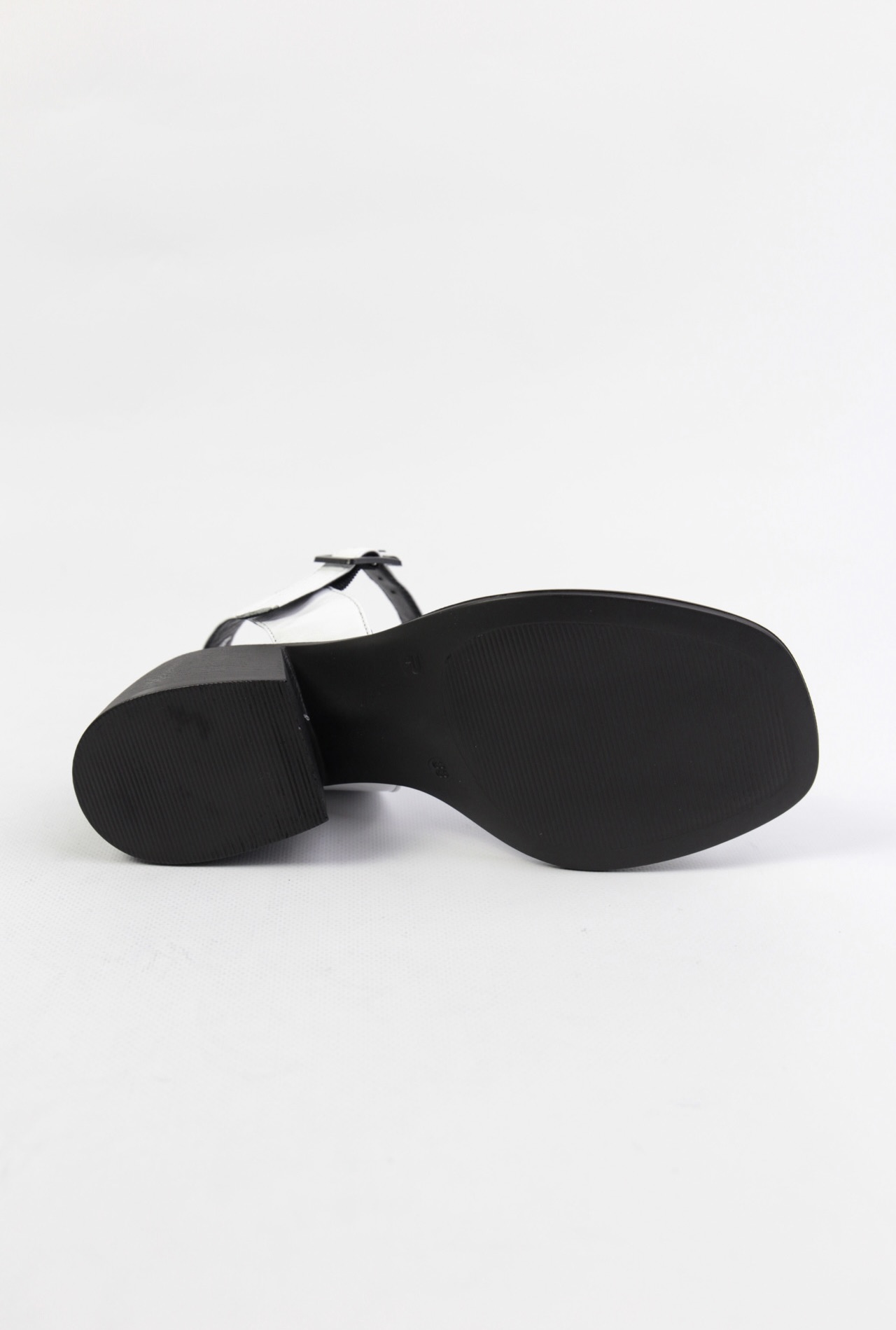 картинка Босоножки кожаные Benito от магазина Pratik