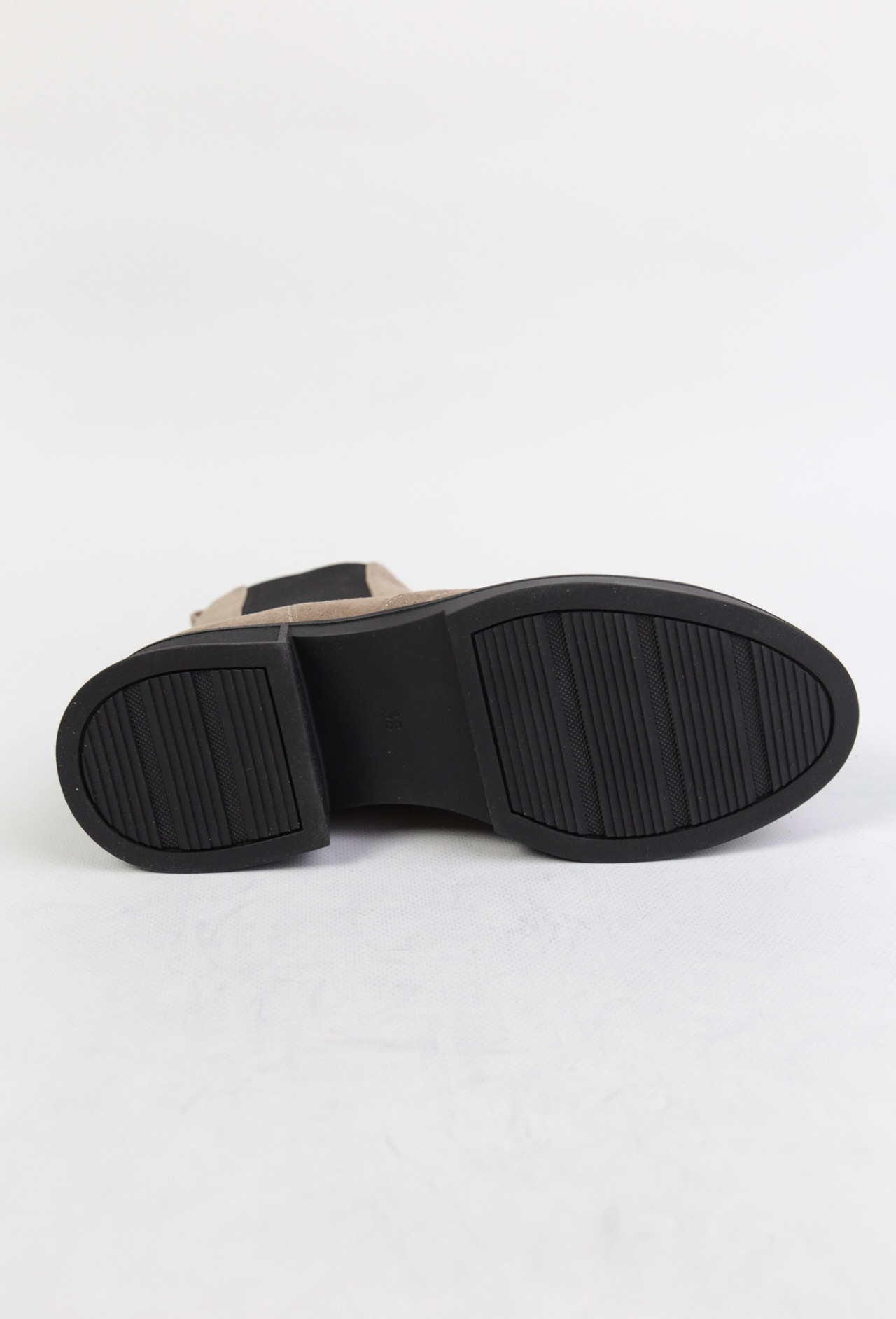 картинка Ботинки замшевые Benito от магазина Pratik