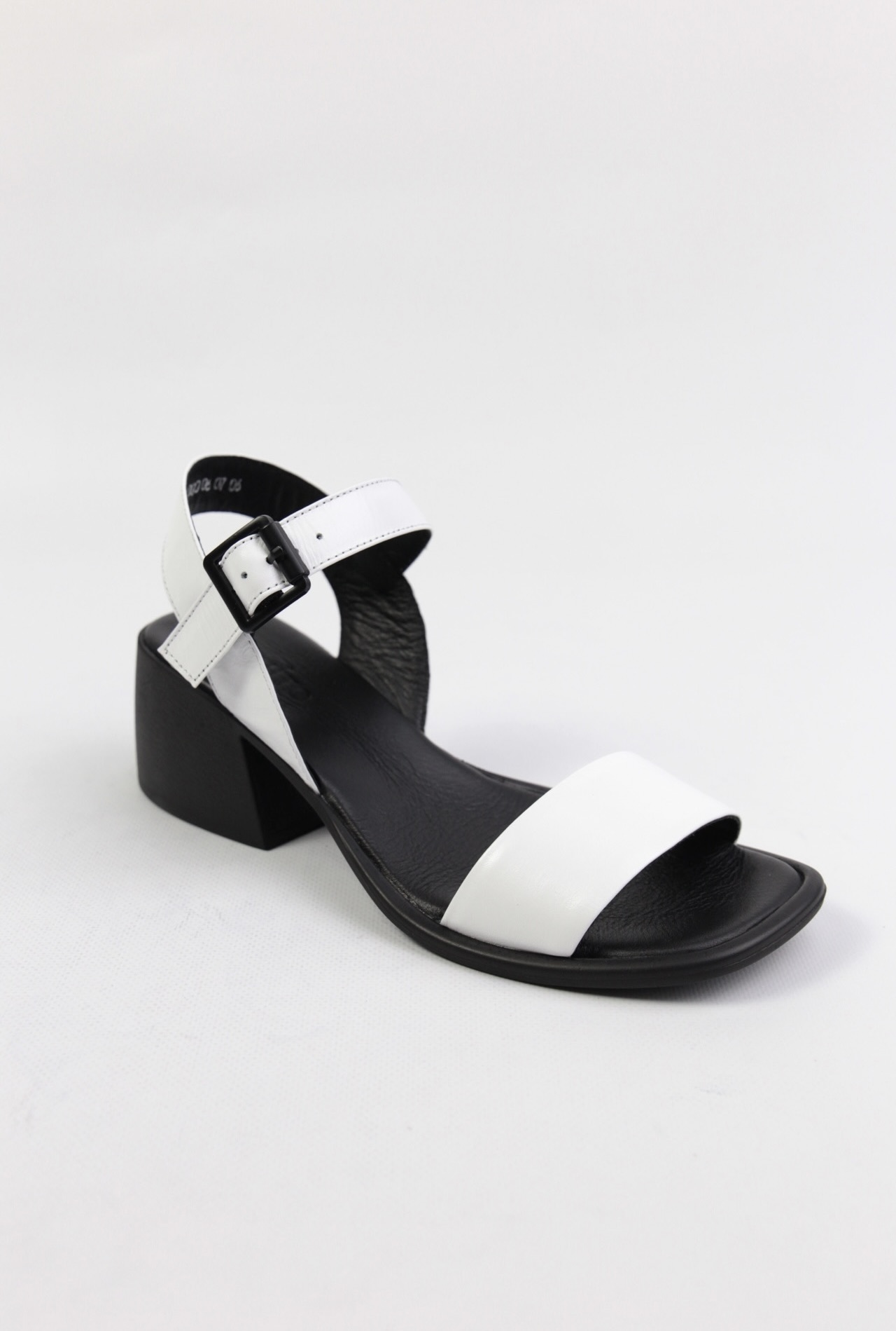 картинка Босоножки кожаные Benito от магазина Pratik