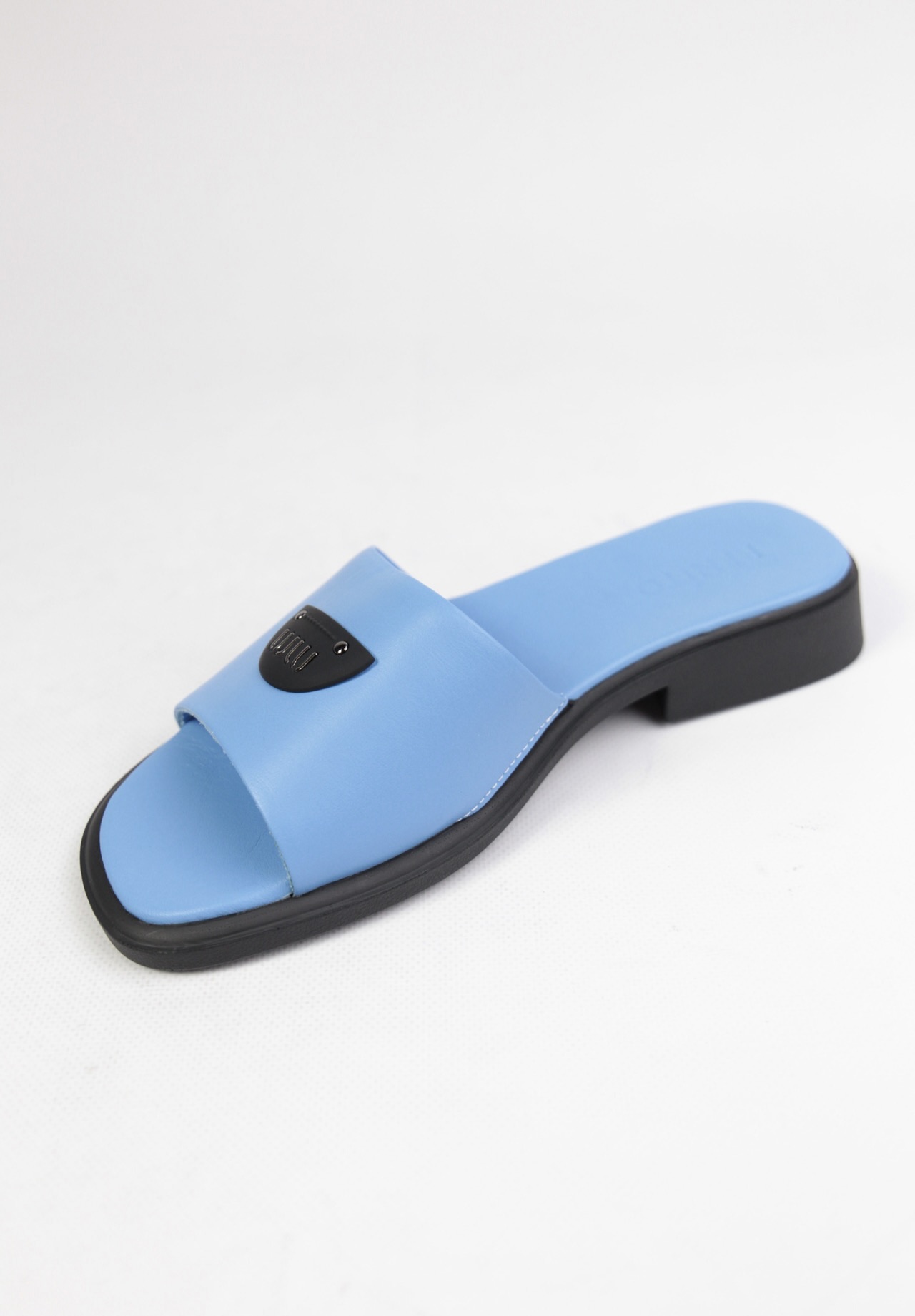 картинка Шлепанцы кожаные Benito от магазина Pratik