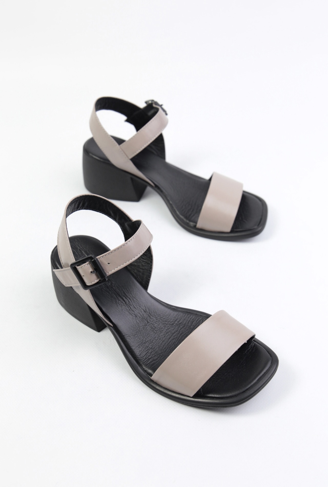 картинка Босоножки кожаные Benito от магазина Pratik