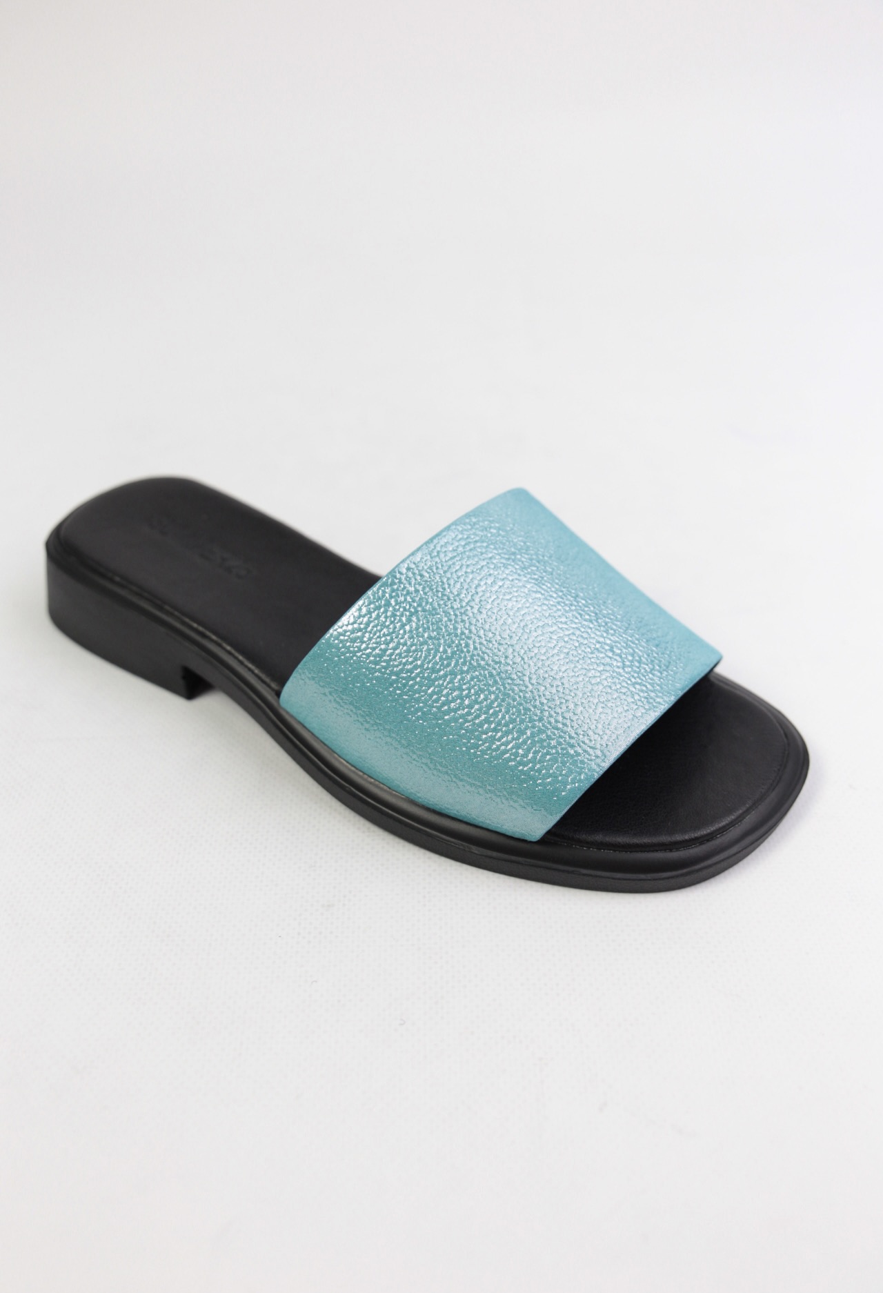 картинка Шлепанцы кожаные Benito от магазина Pratik