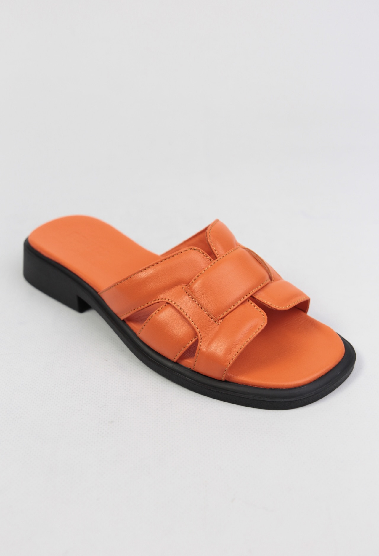 картинка Шлепанцы кожаные Benito от магазина Pratik