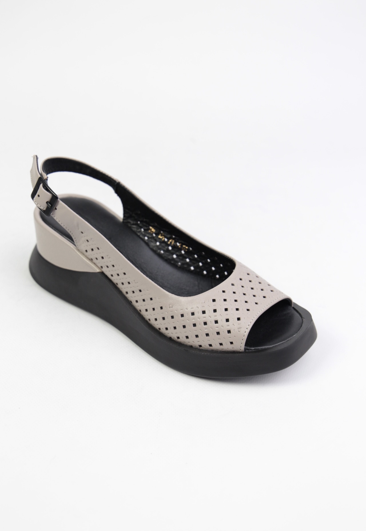 картинка Босоножки кожаные Benito от магазина Pratik