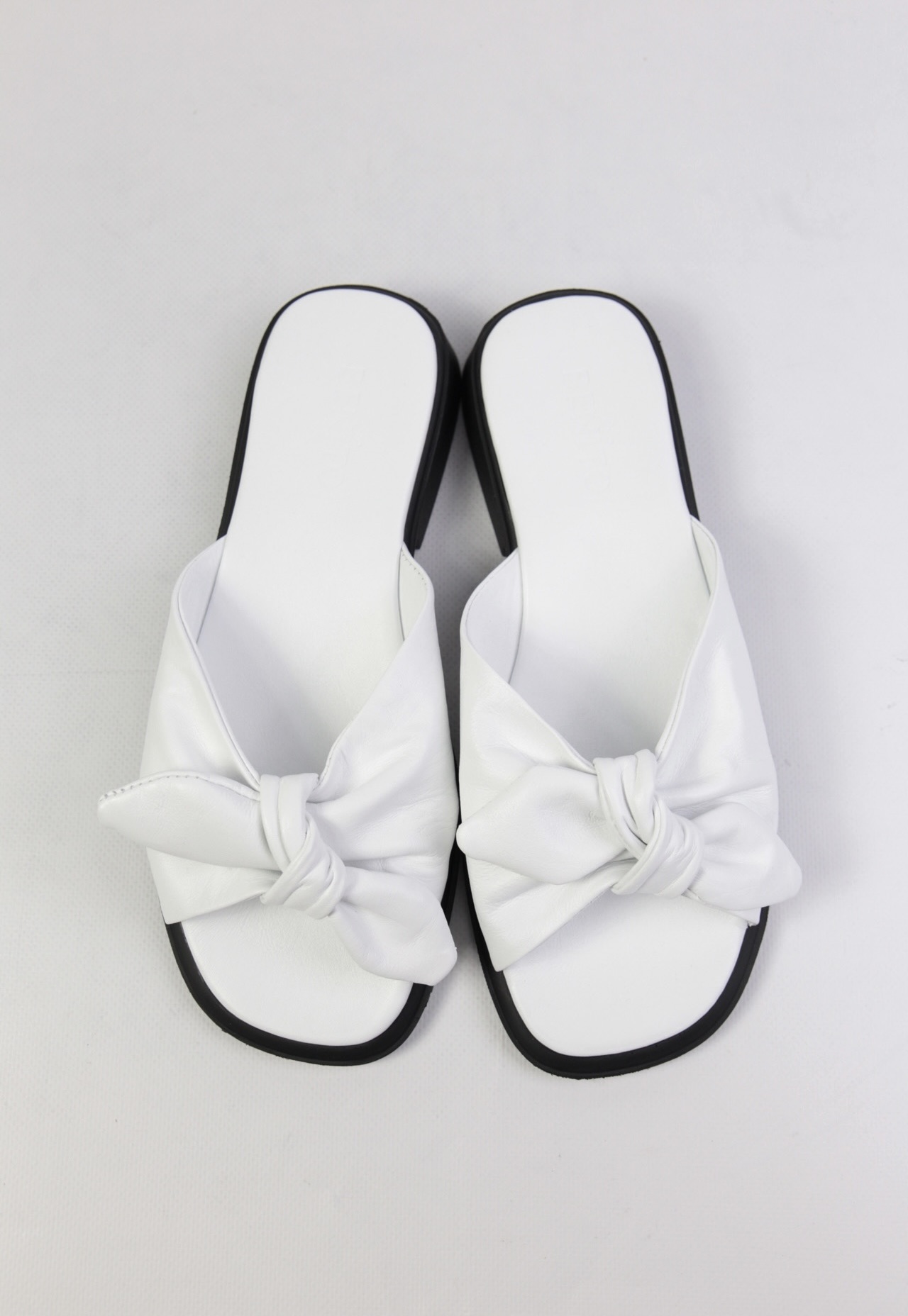 картинка Шлепанцы кожаные Benito от магазина Pratik