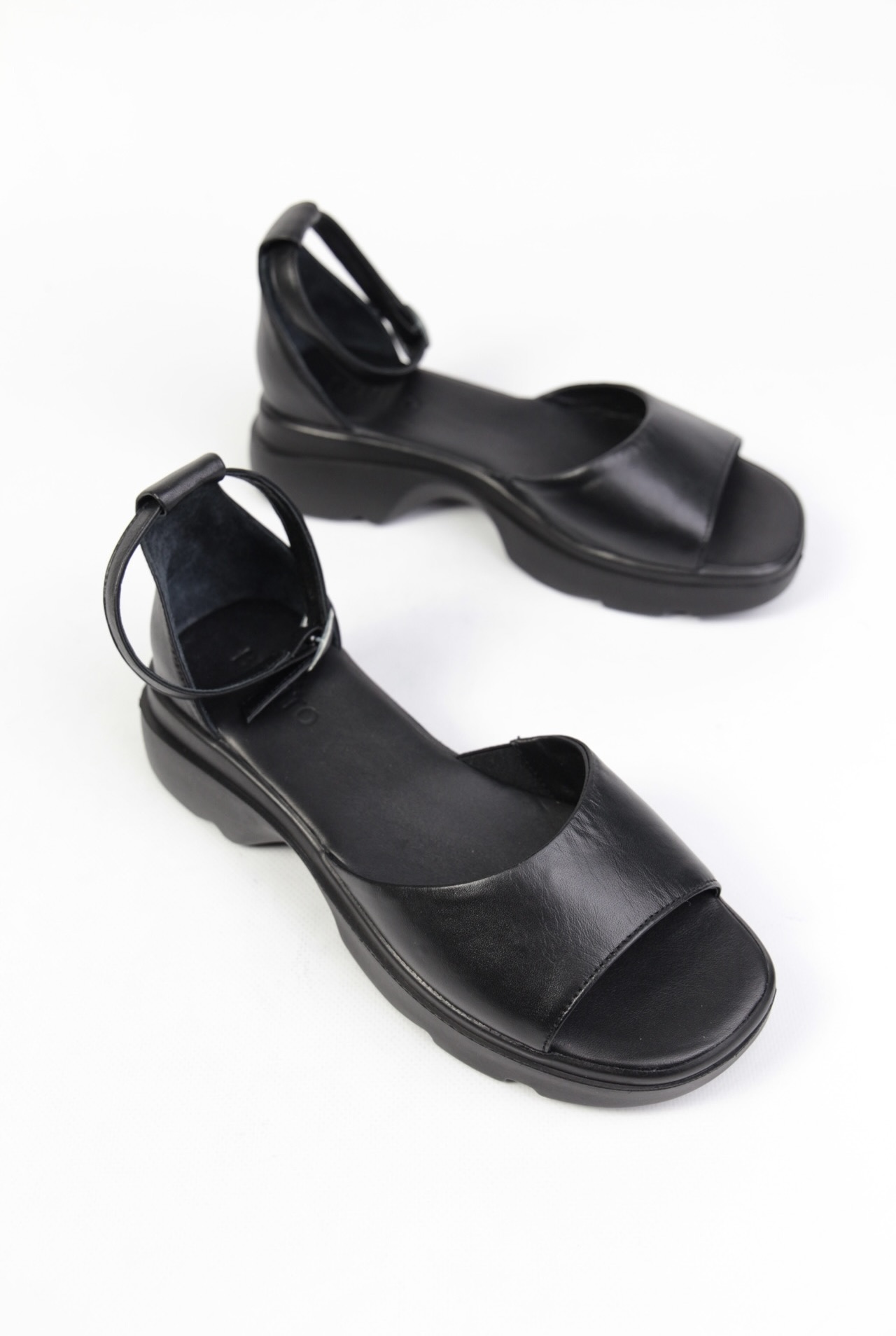 картинка Босоножки кожаные Benito от магазина Pratik