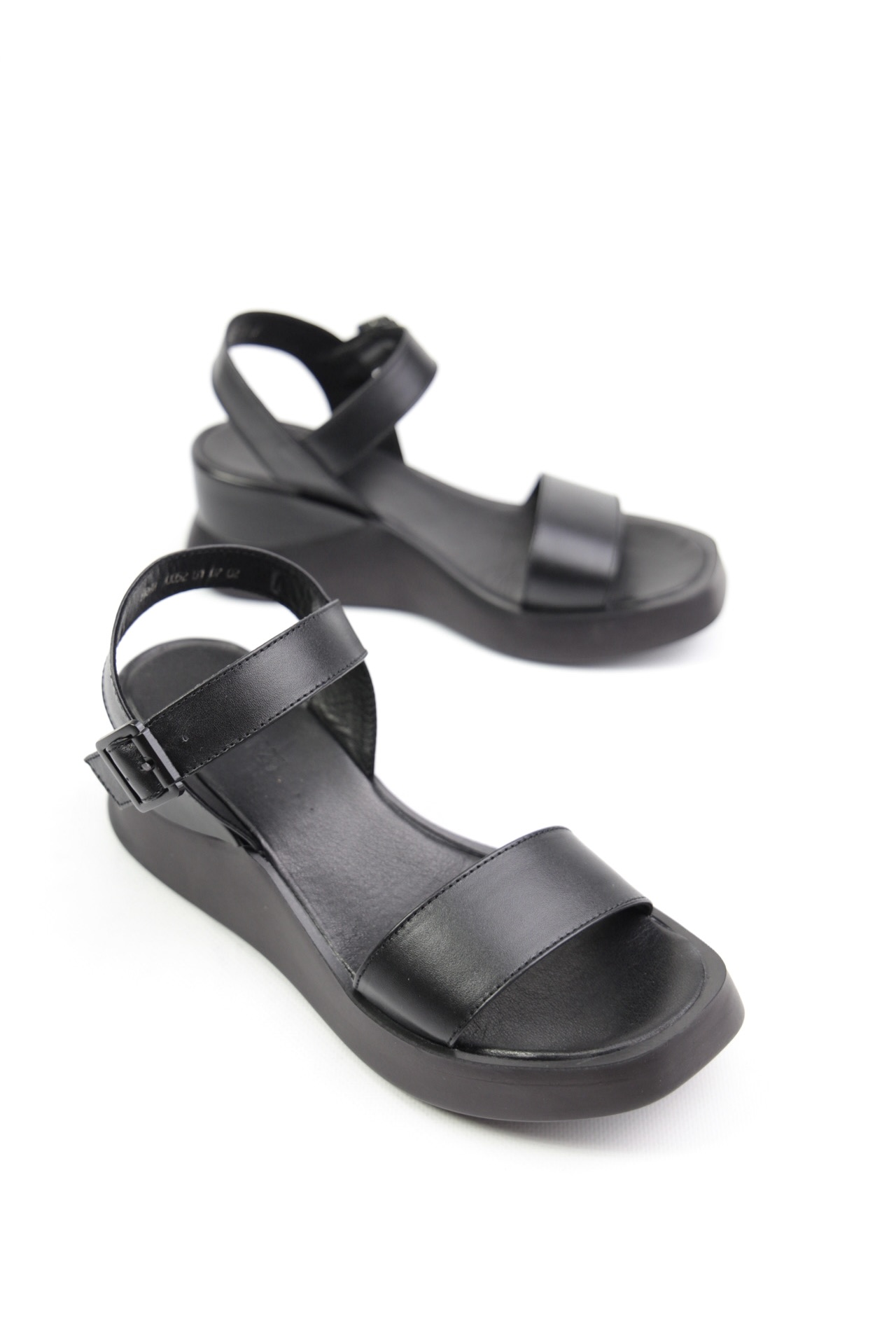 картинка Босоножки кожаные Benito от магазина Pratik