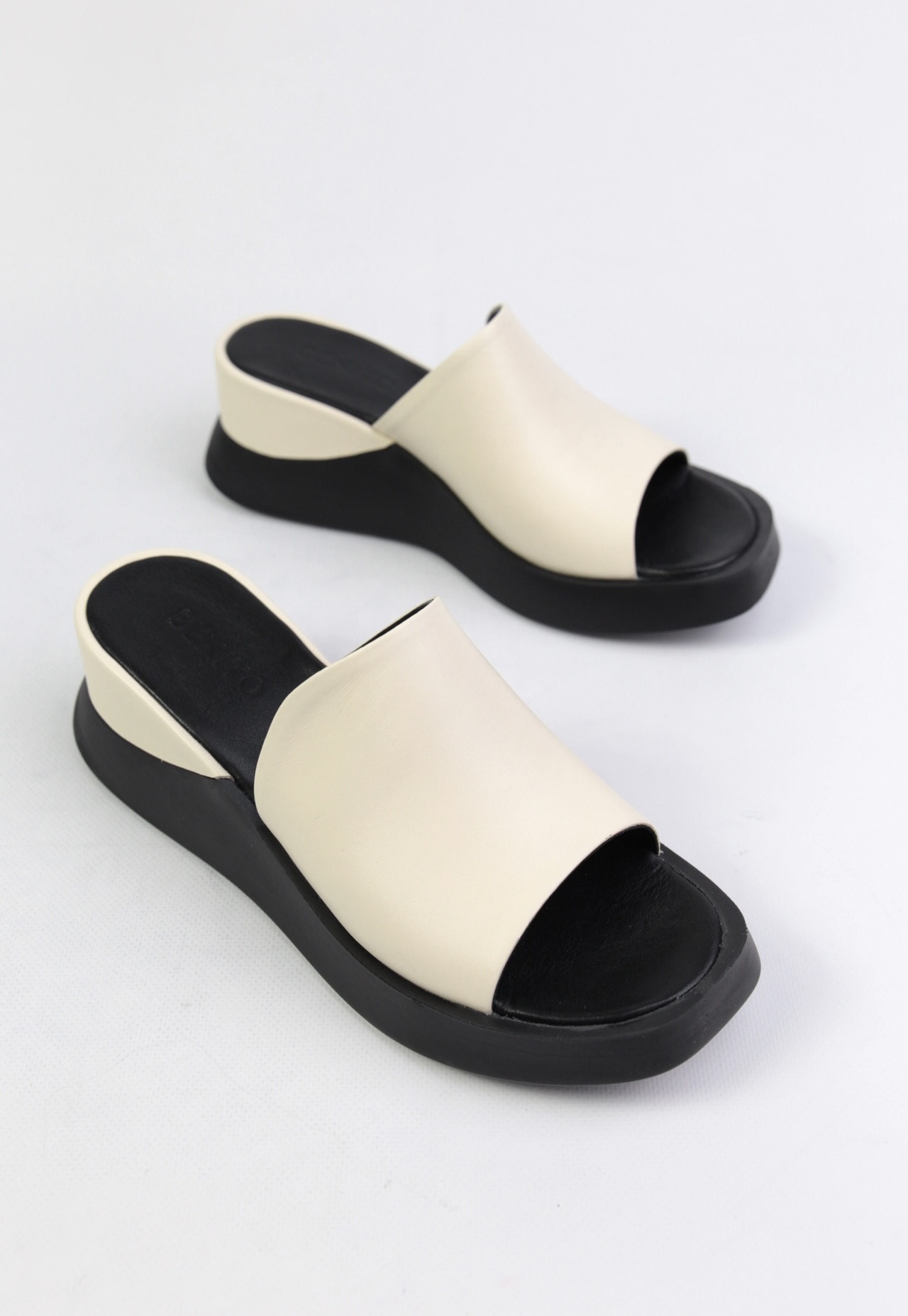 картинка Шлепанцы кожаные Benito от магазина Pratik