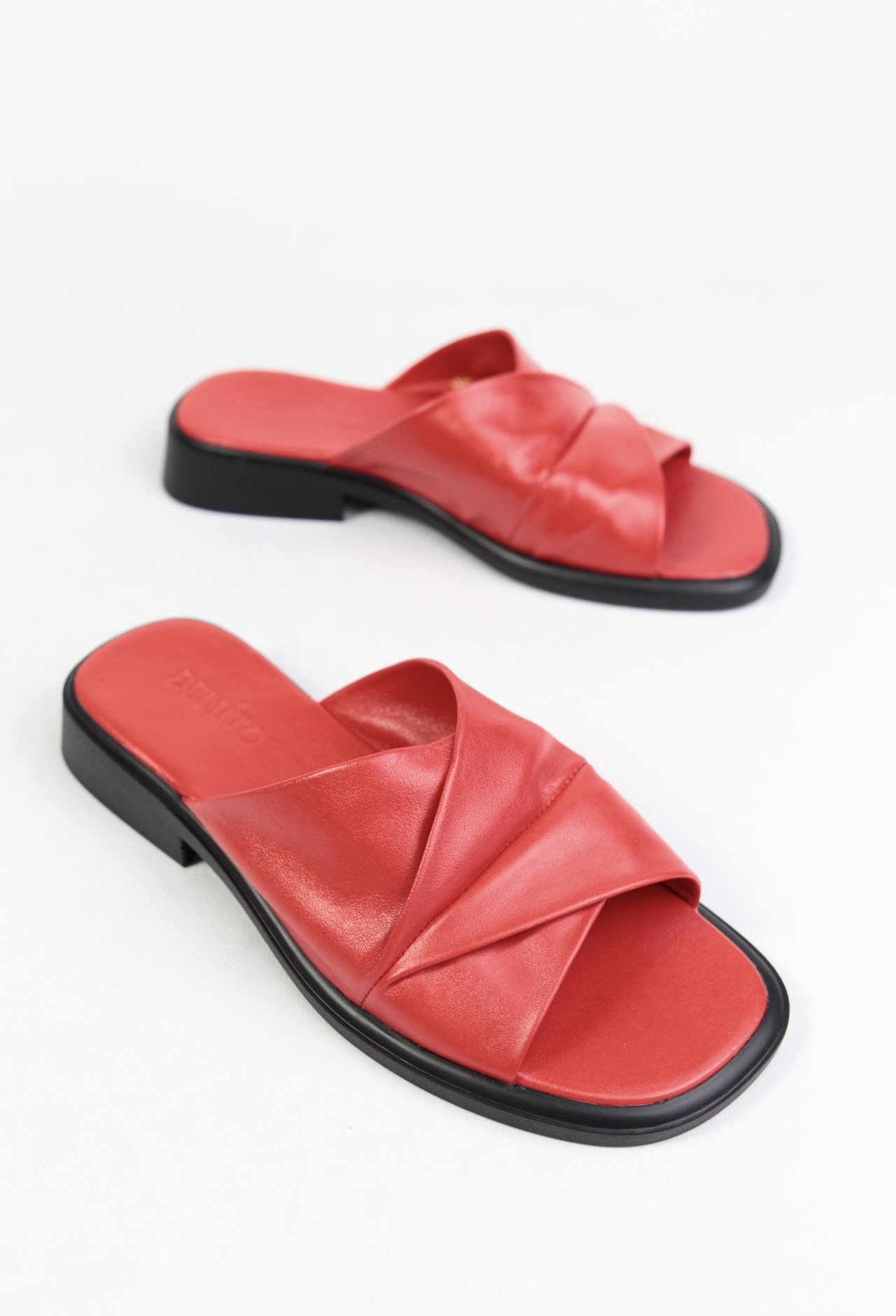 картинка Шлепанцы кожаные Benito от магазина Pratik