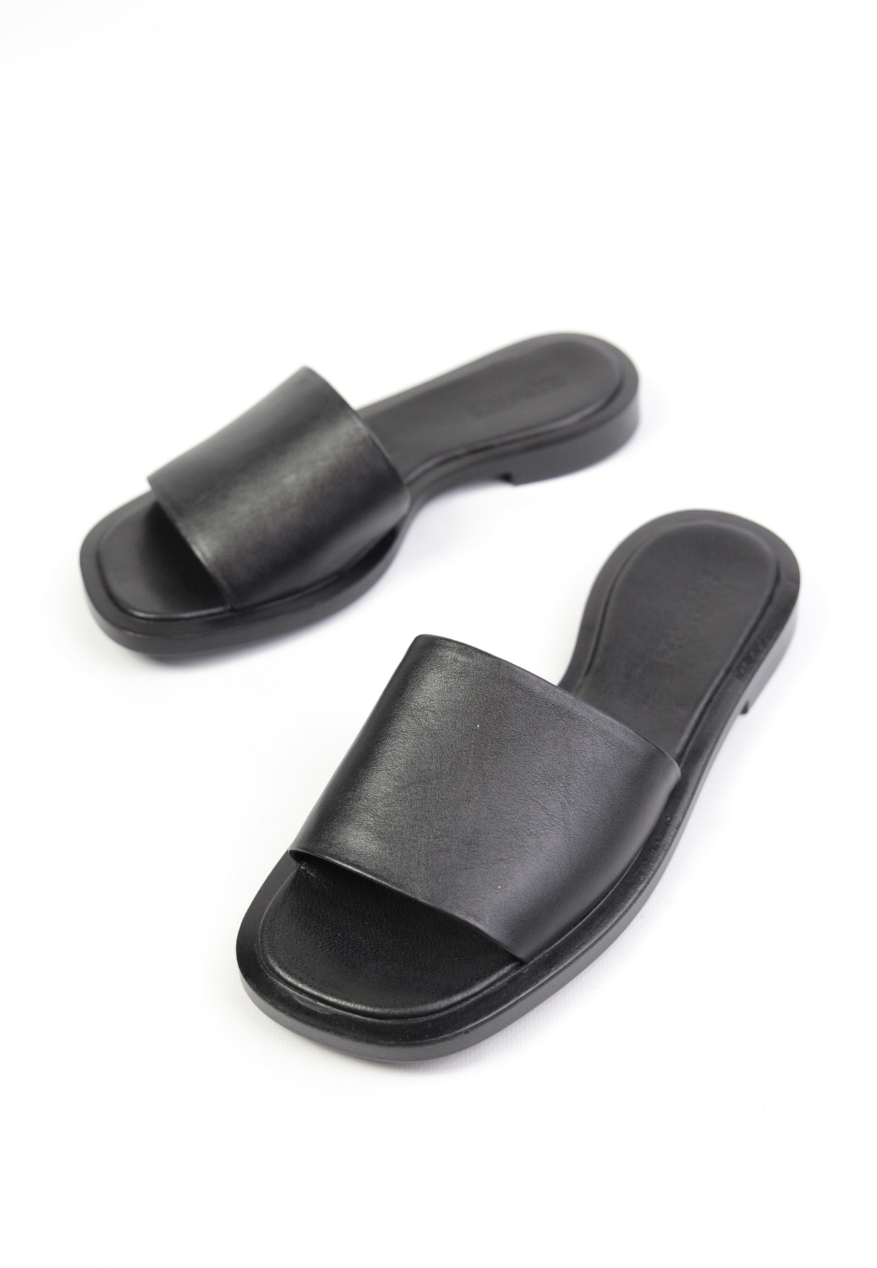 картинка Шлепанцы кожаные Benito от магазина Pratik