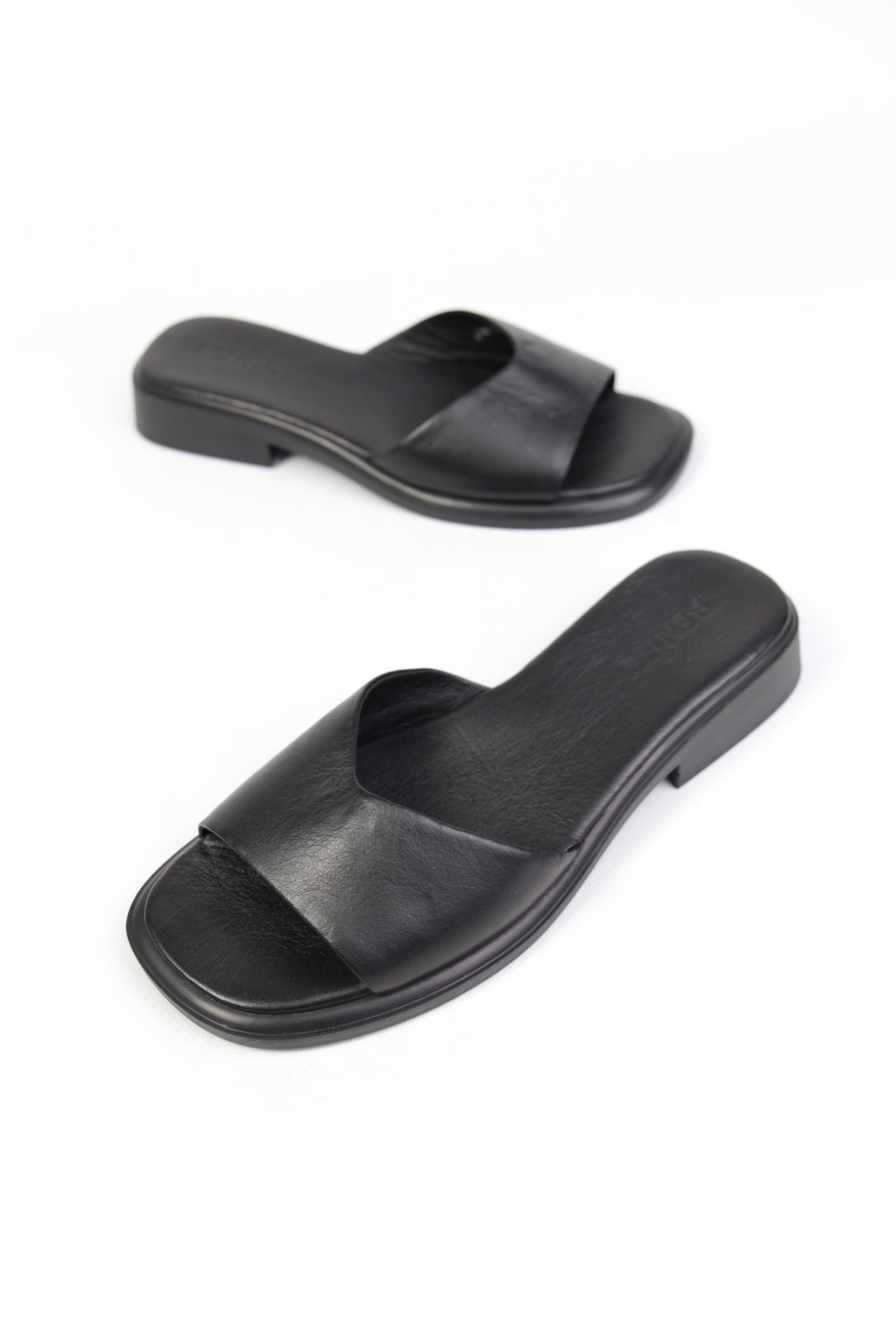 картинка Шлепанцы кожаные Benito от магазина Pratik