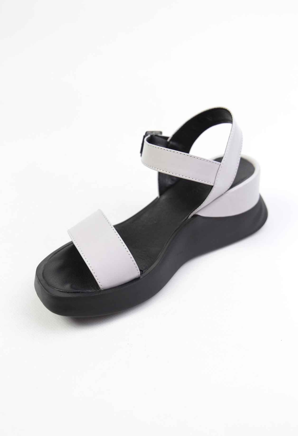 картинка Босоножки кожаные Benito от магазина Pratik