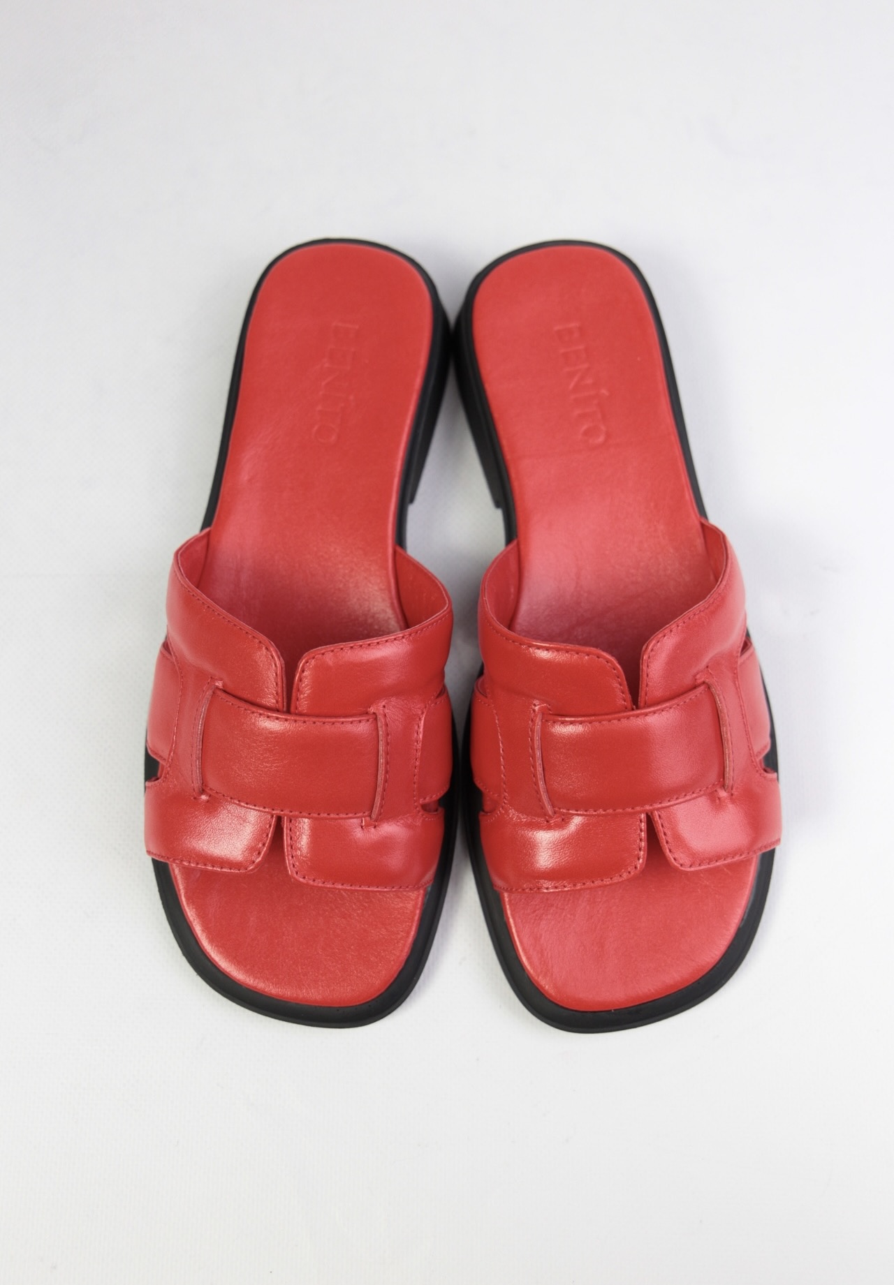 картинка Шлепанцы кожаные Benito от магазина Pratik