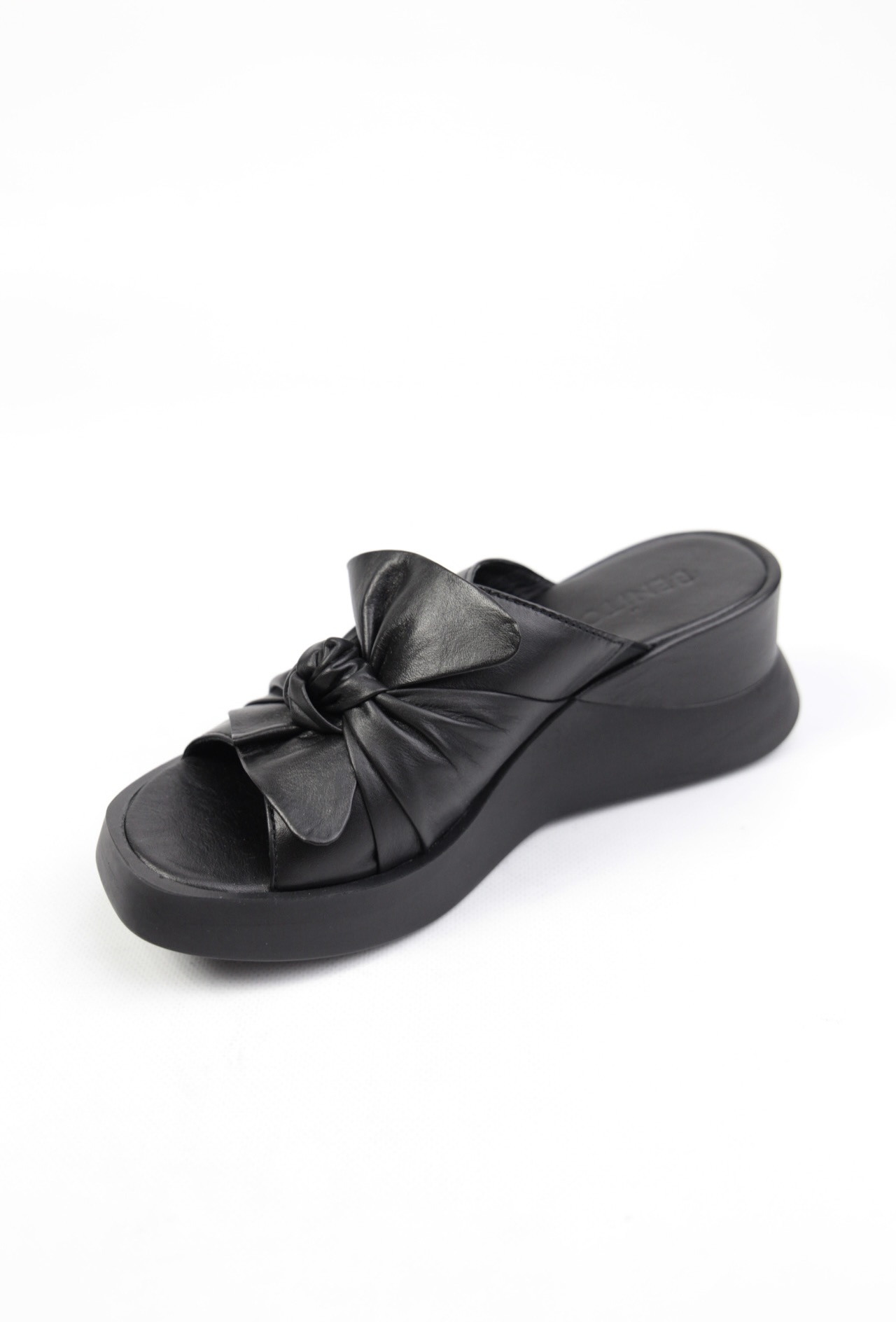 картинка Шлепанцы кожаные Benito от магазина Pratik