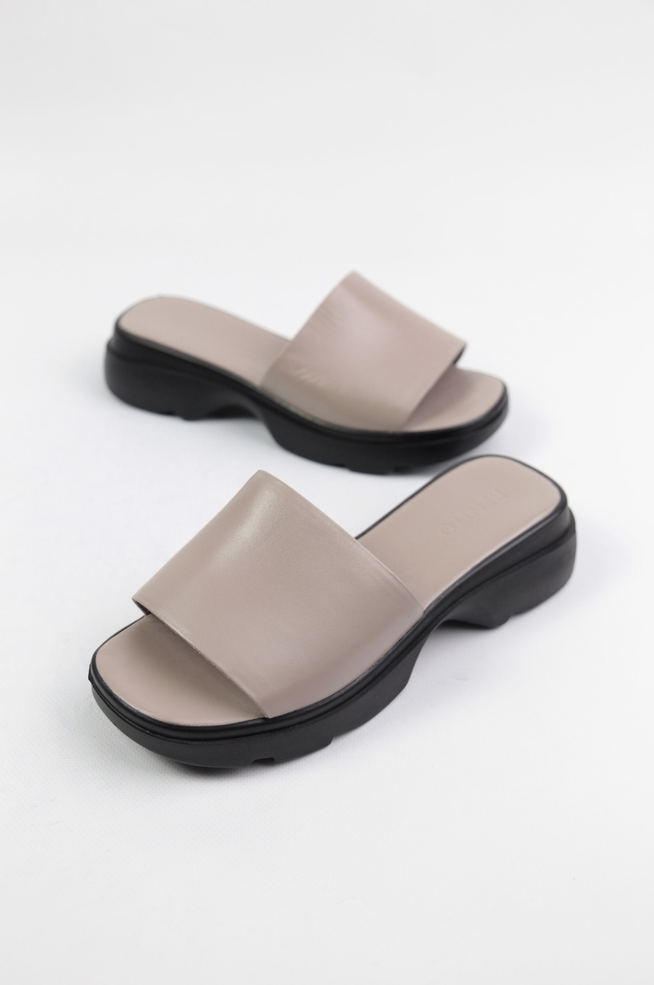 картинка Шлепанцы кожаные Benito от магазина Pratik