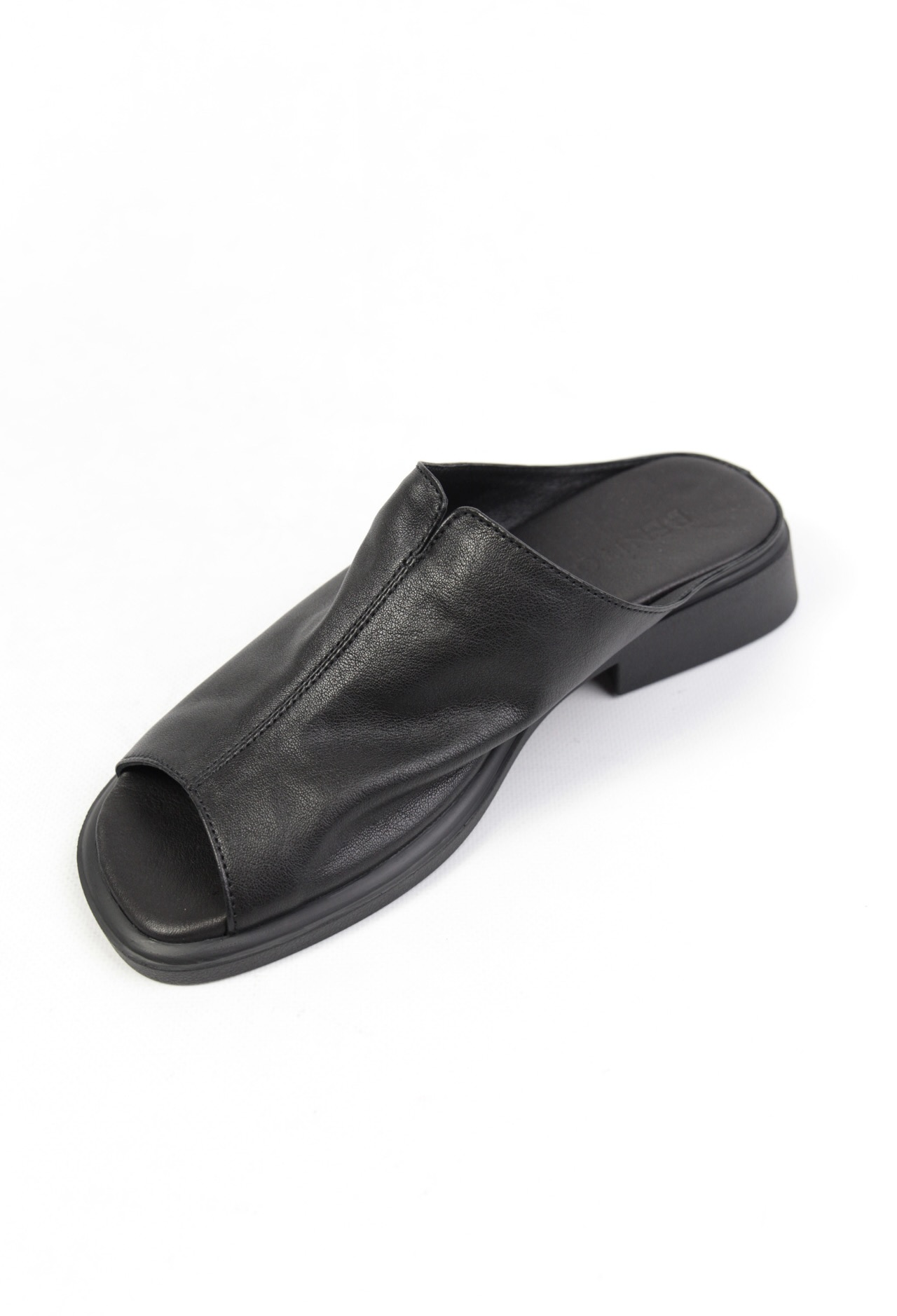 картинка Шлепанцы кожаные Benito от магазина Pratik