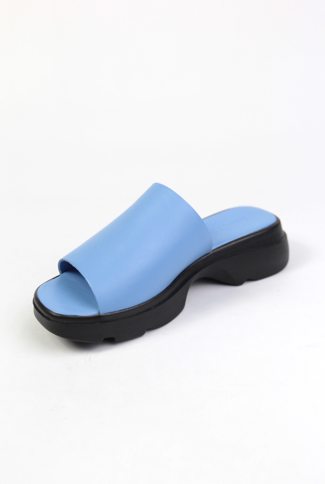 картинка Шлепанцы кожаные Benito от магазина Pratik