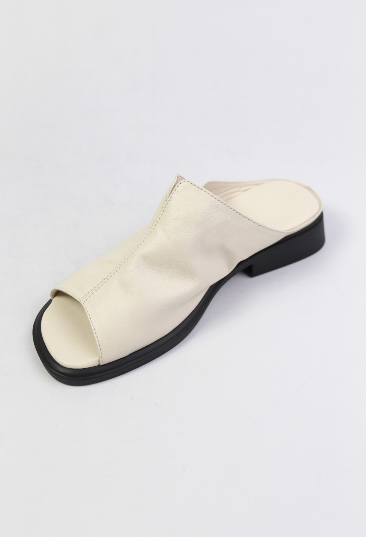 картинка Шлепанцы кожаные Benito от магазина Pratik