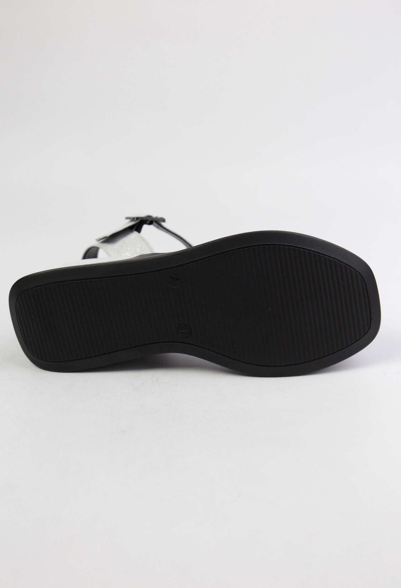 картинка Босоножки кожаные Benito от магазина Pratik