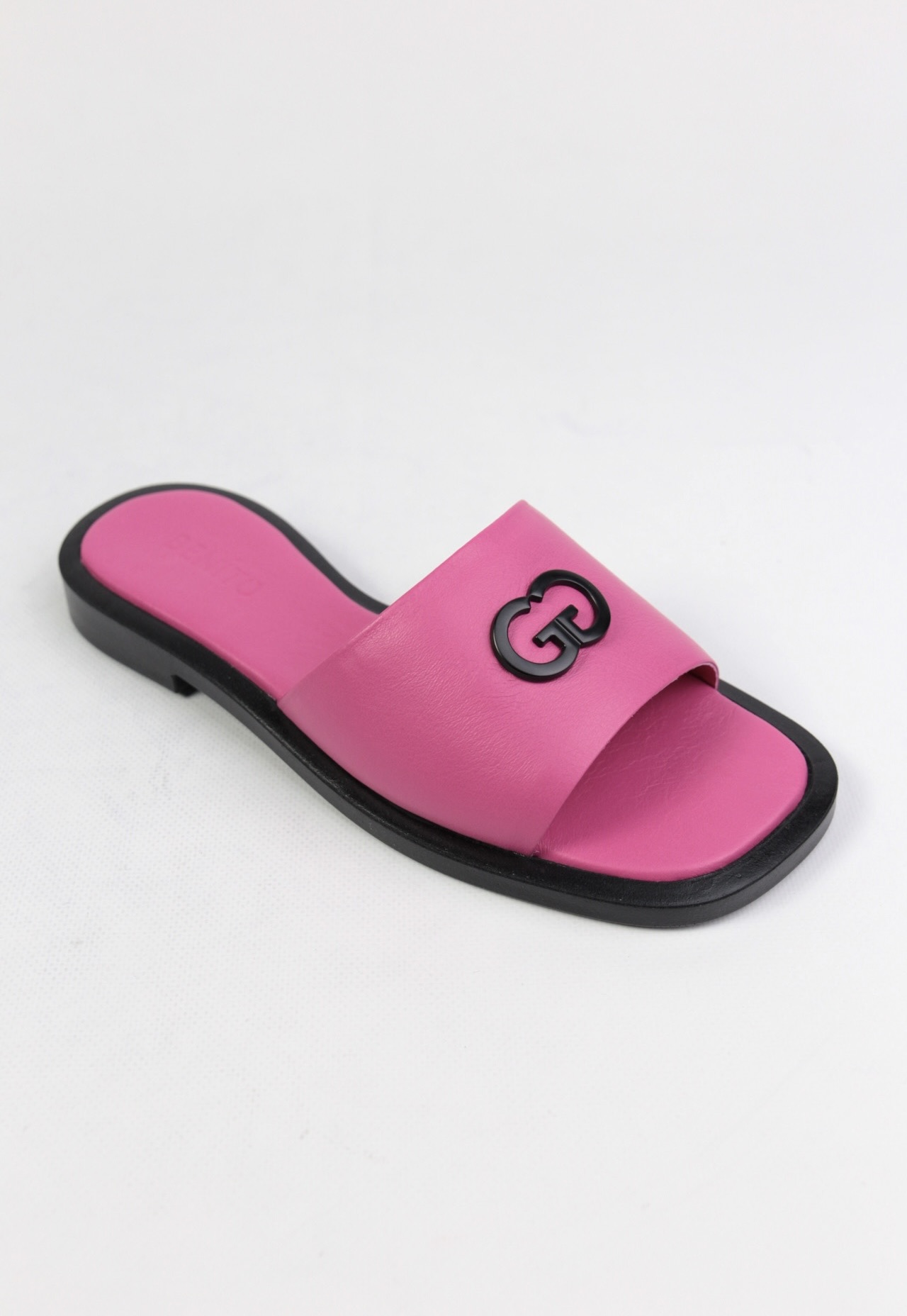 картинка Шлепанцы кожаные Benito от магазина Pratik