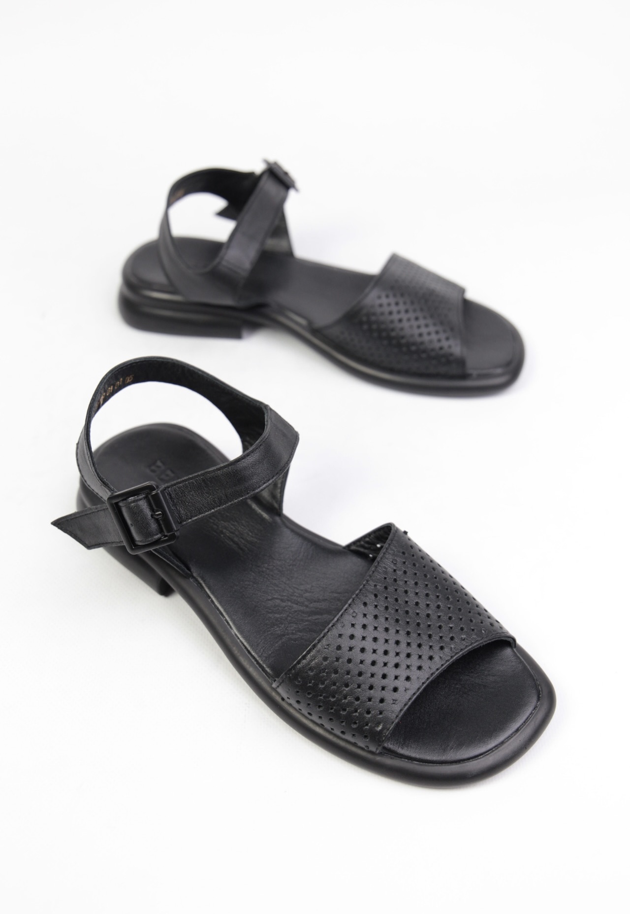 картинка Сандалии кожаные Benito от магазина Pratik