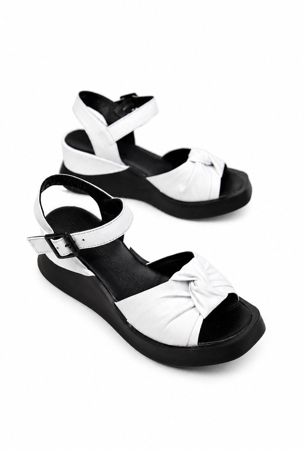 картинка Босоножки кожаные Benito от магазина Pratik