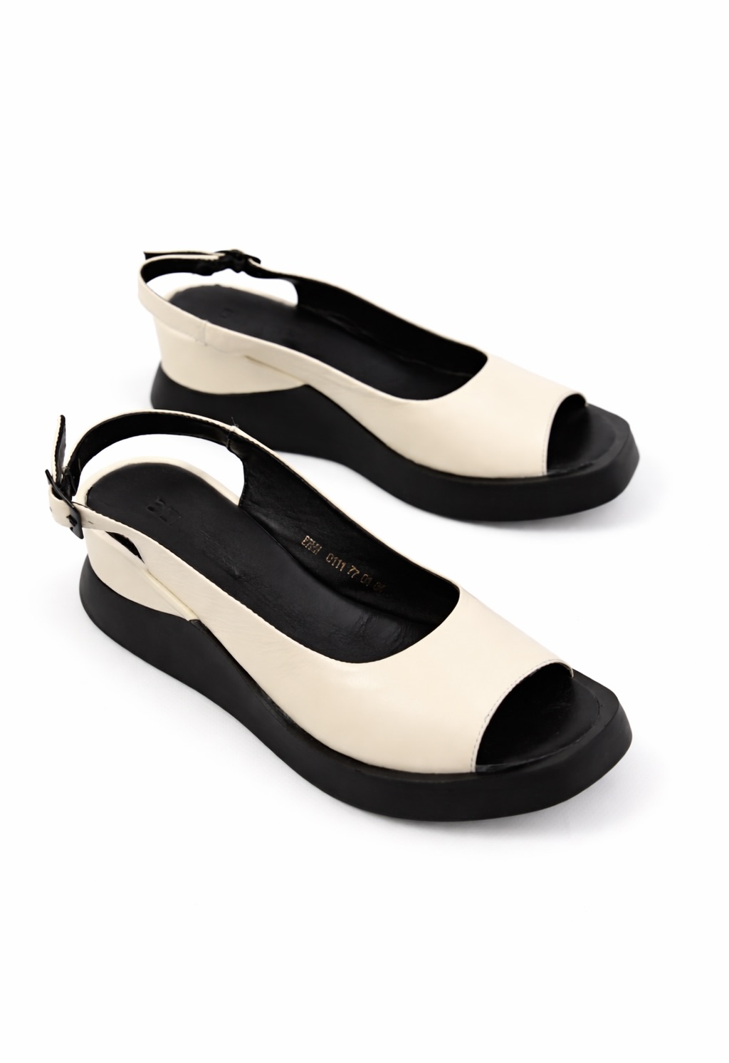 картинка Босоножки кожаные Benito от магазина Pratik