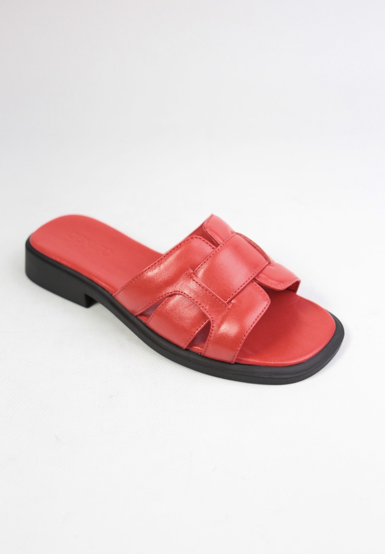 картинка Шлепанцы кожаные Benito от магазина Pratik