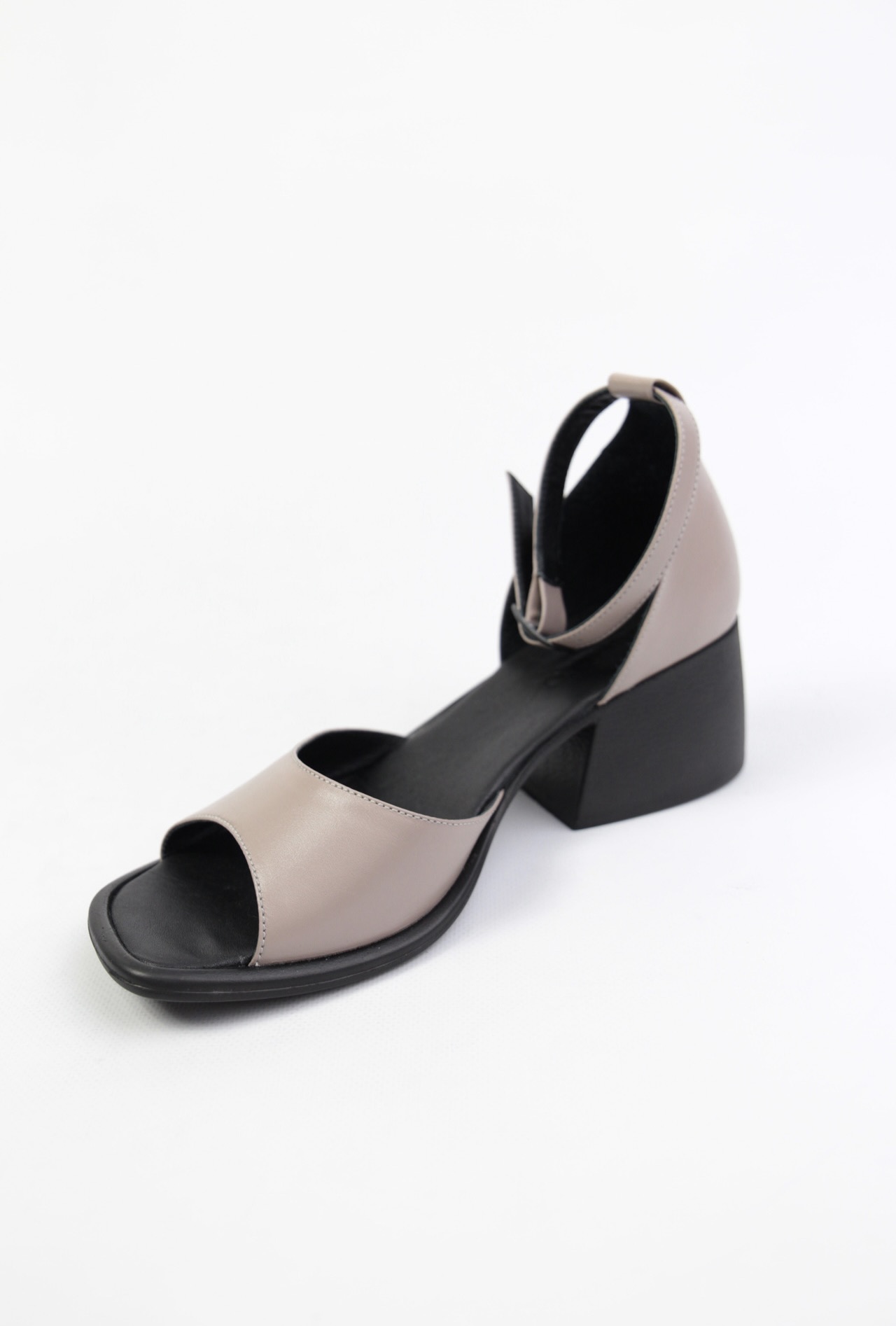 картинка Босоножки кожаные Benito от магазина Pratik