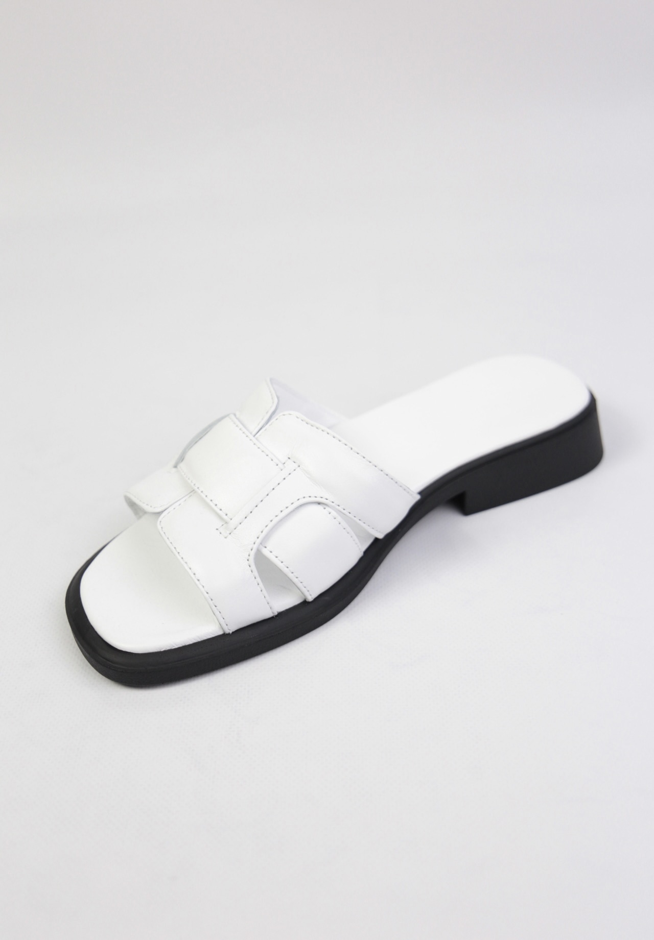 картинка Шлепанцы кожаные Benito от магазина Pratik