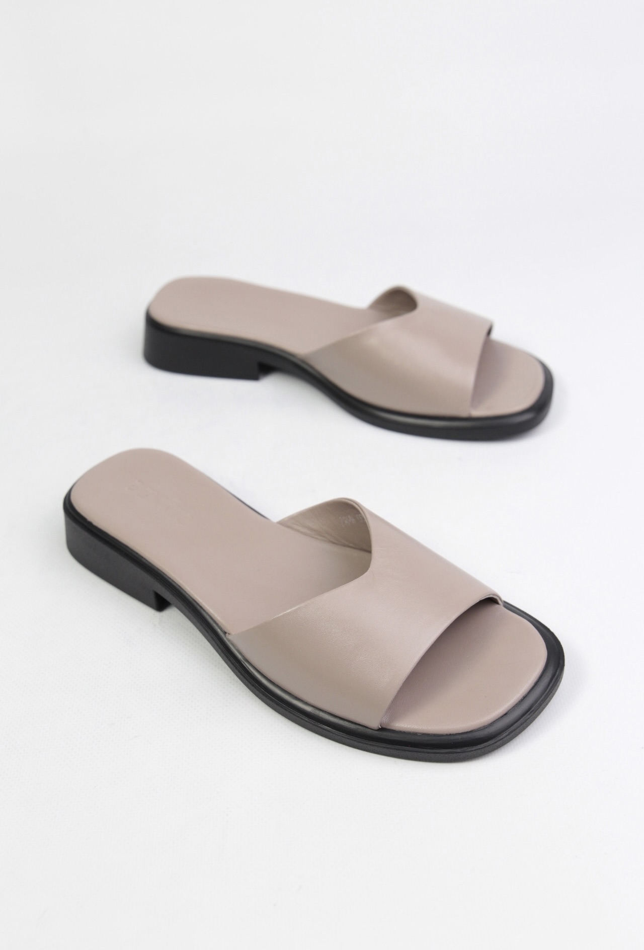 картинка Шлепанцы кожаные Benito от магазина Pratik